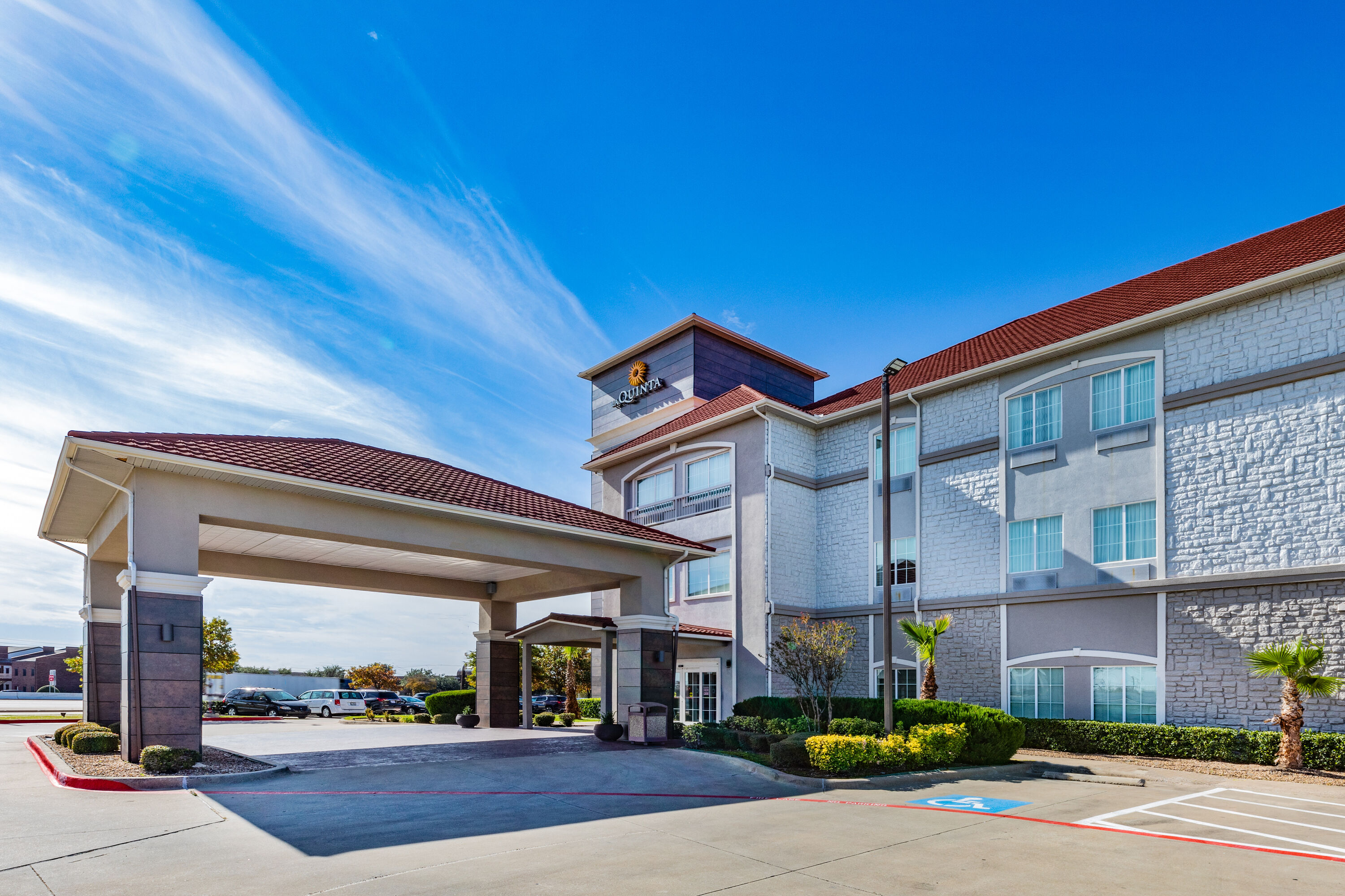 Exterior Day Image of La Quinta Inn & Suites by Wyndham Garland Harbor Point hotel in Garland, Texas