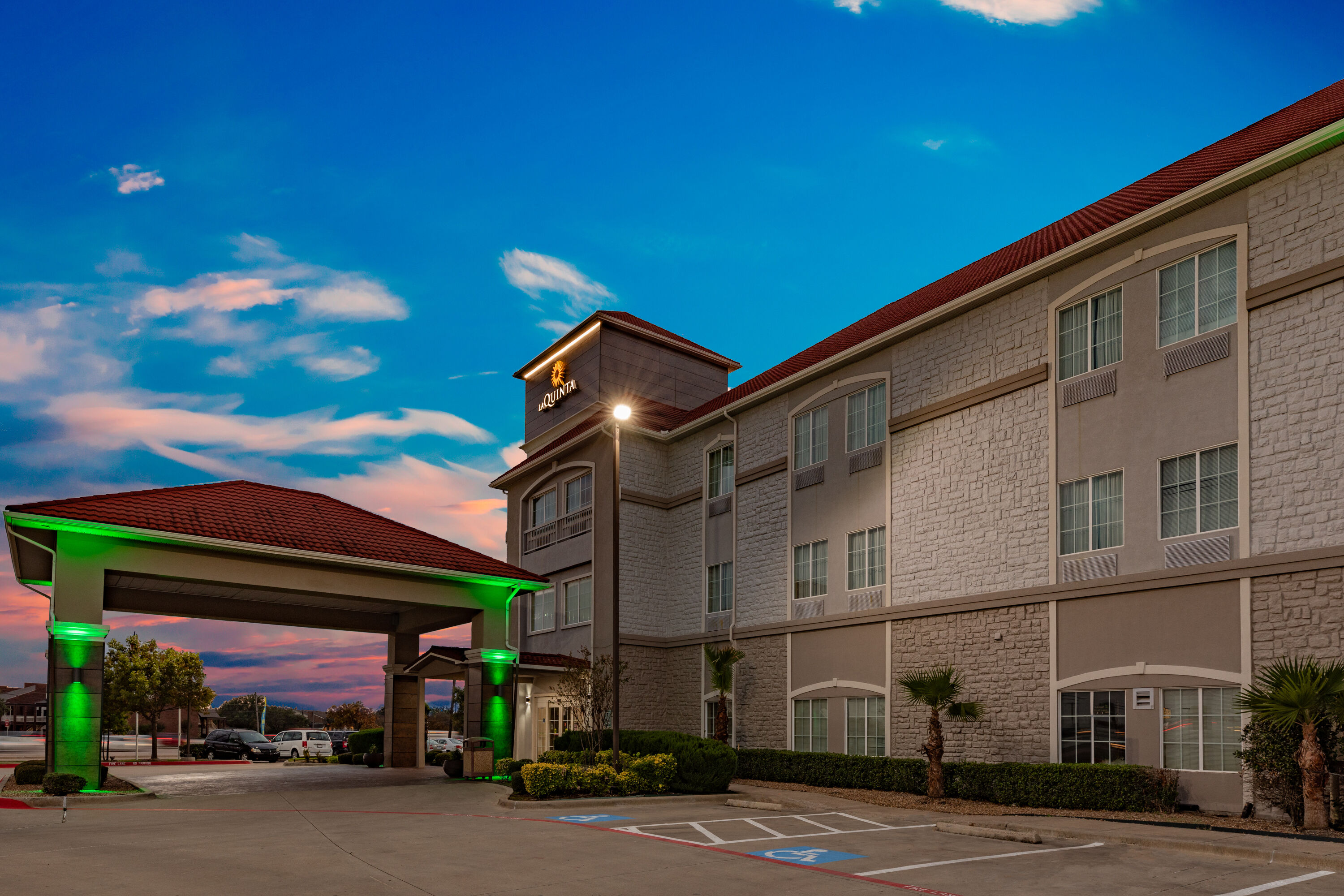 Exterior Dusk Image of La Quinta Inn & Suites by Wyndham Garland Harbor Point hotel in Garland, Texas