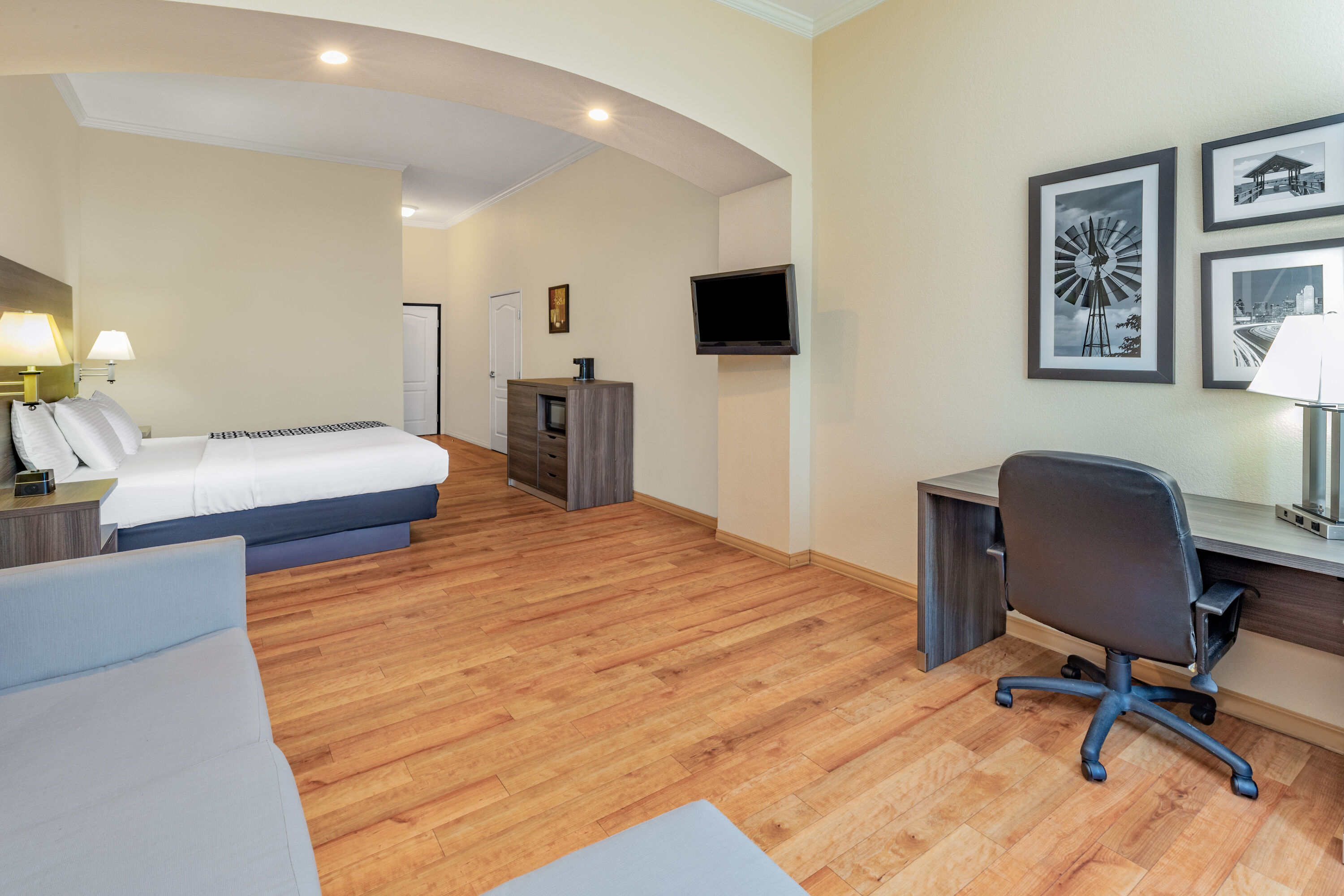 La Quinta Inn & Suites by Wyndham Garland Harbor Point Garland, TX Hotels