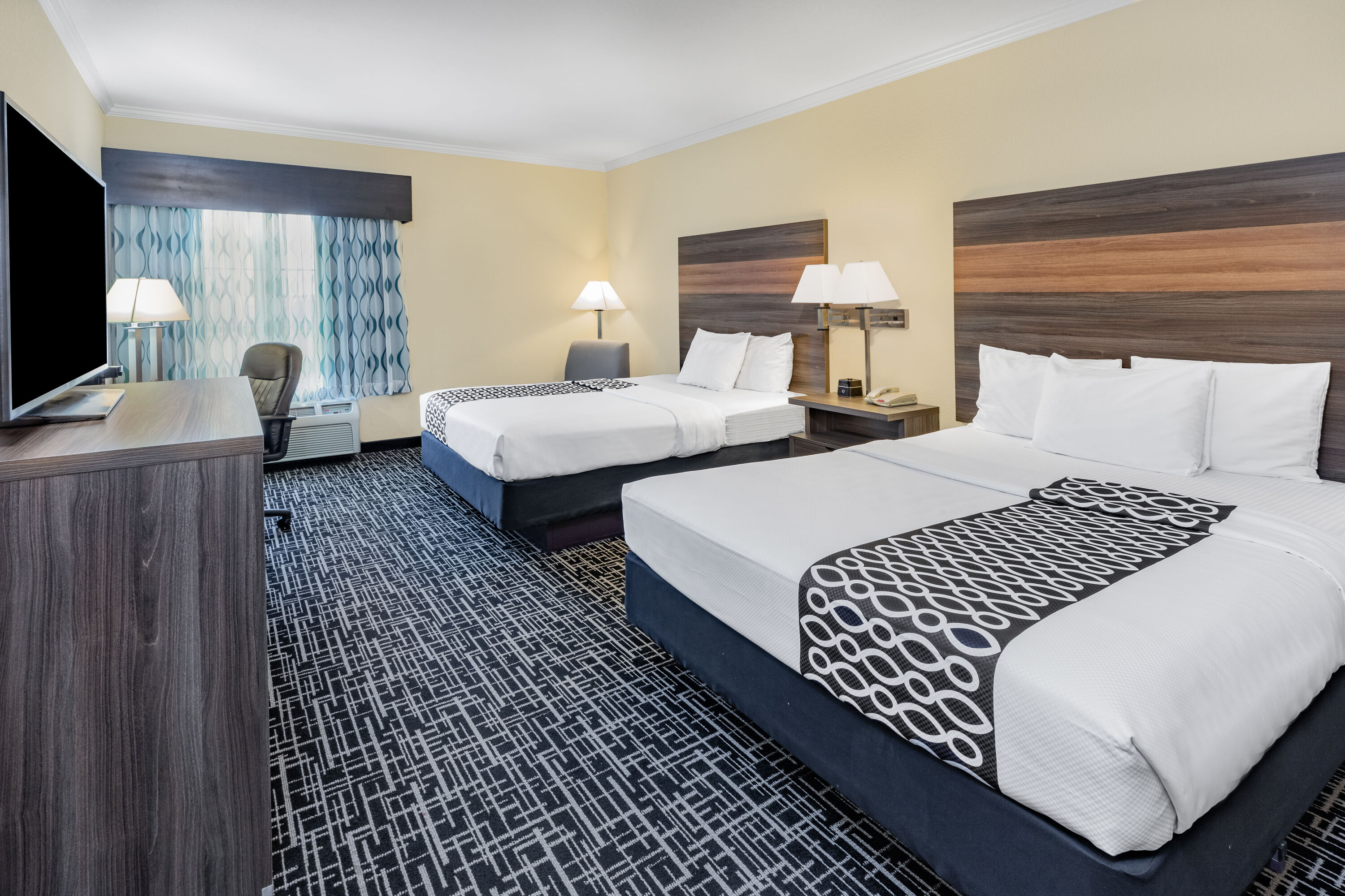 Guest room at the La Quinta Inn & Suites by Wyndham Garland Harbor Point in Garland, Texas