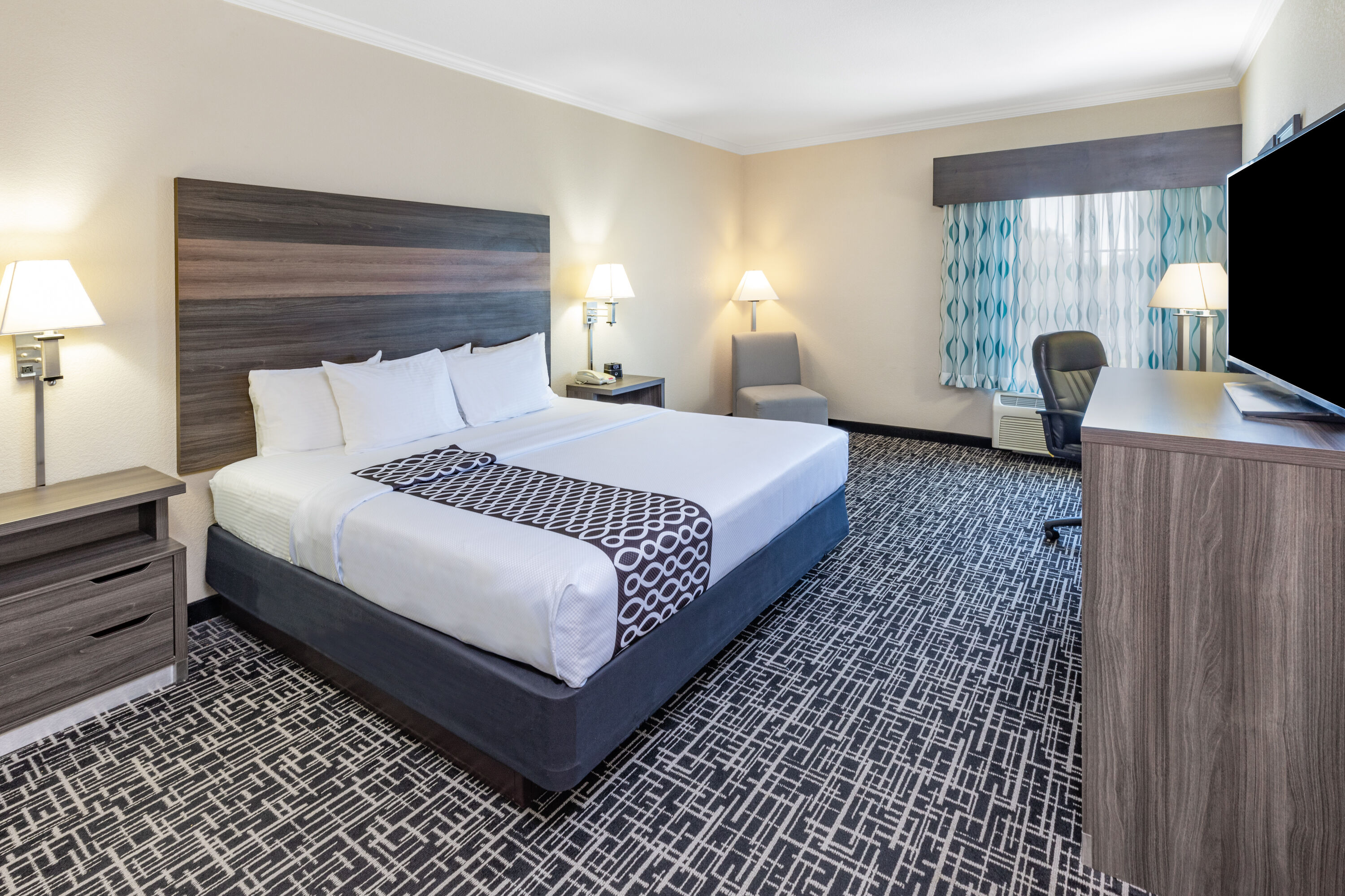 Guest room at the La Quinta Inn & Suites by Wyndham Garland Harbor Point in Garland, Texas