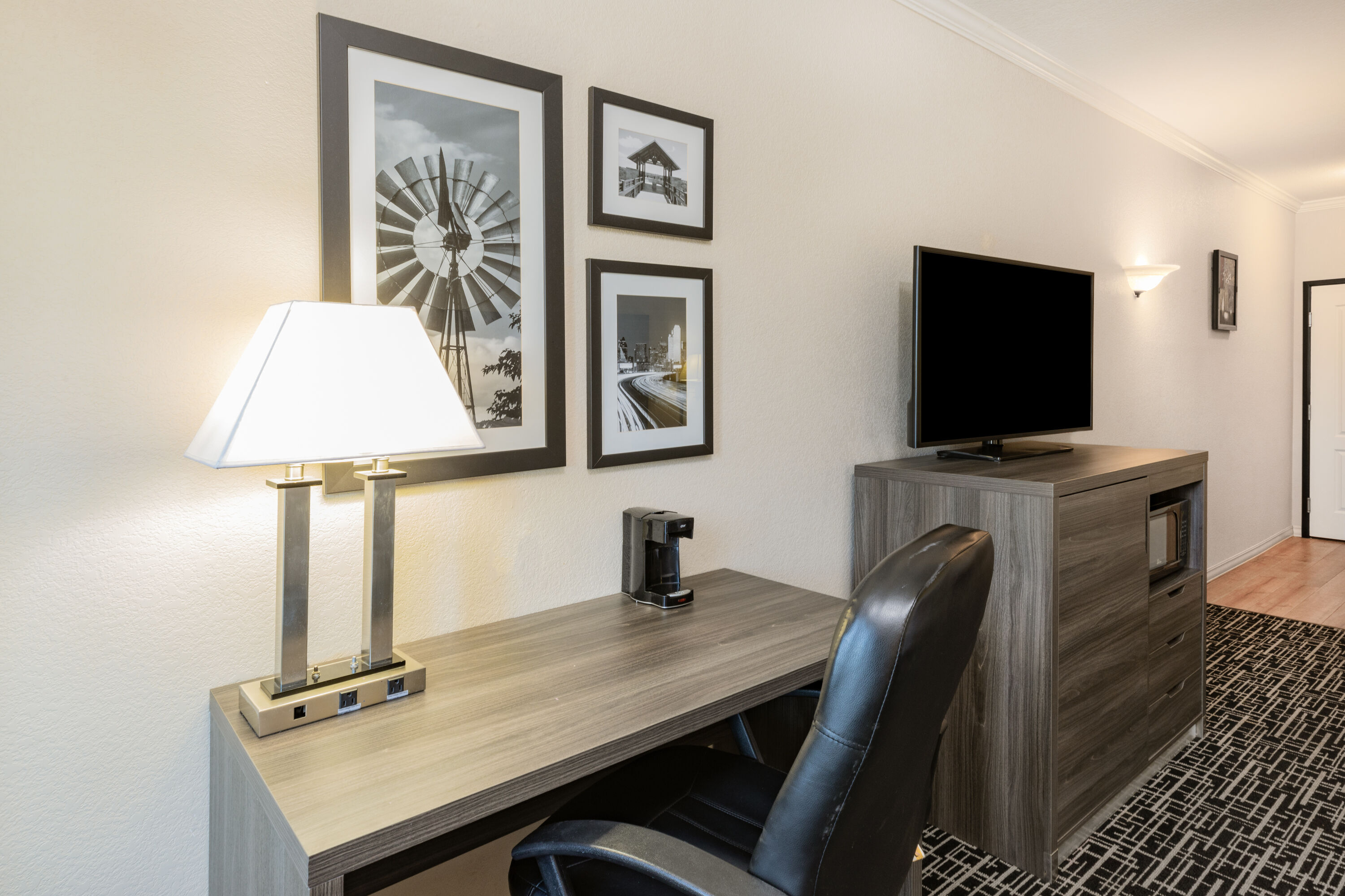 Guest room at the La Quinta Inn & Suites by Wyndham Garland Harbor Point in Garland, Texas