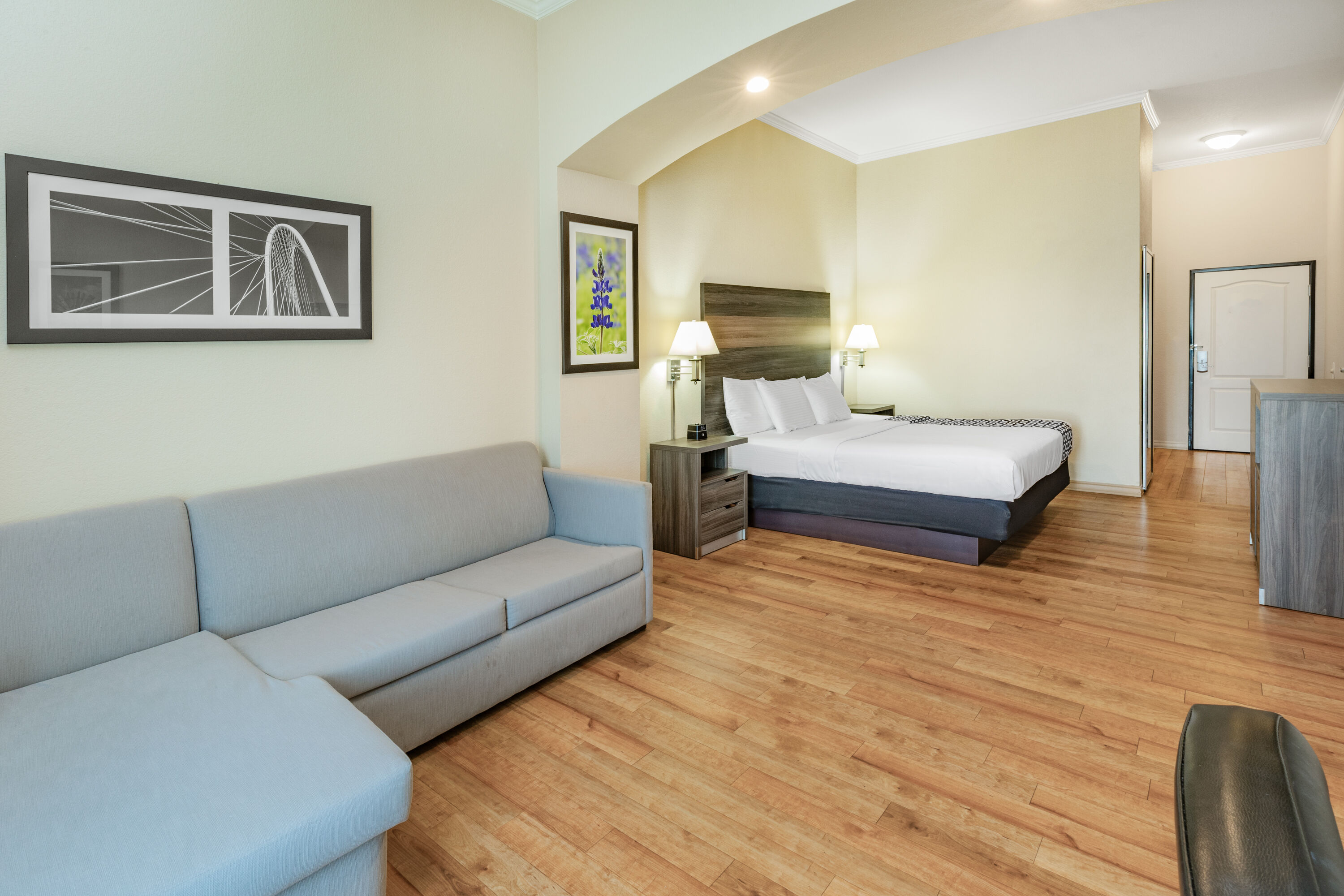 Guest room at the La Quinta Inn & Suites by Wyndham Garland Harbor Point in Garland, Texas