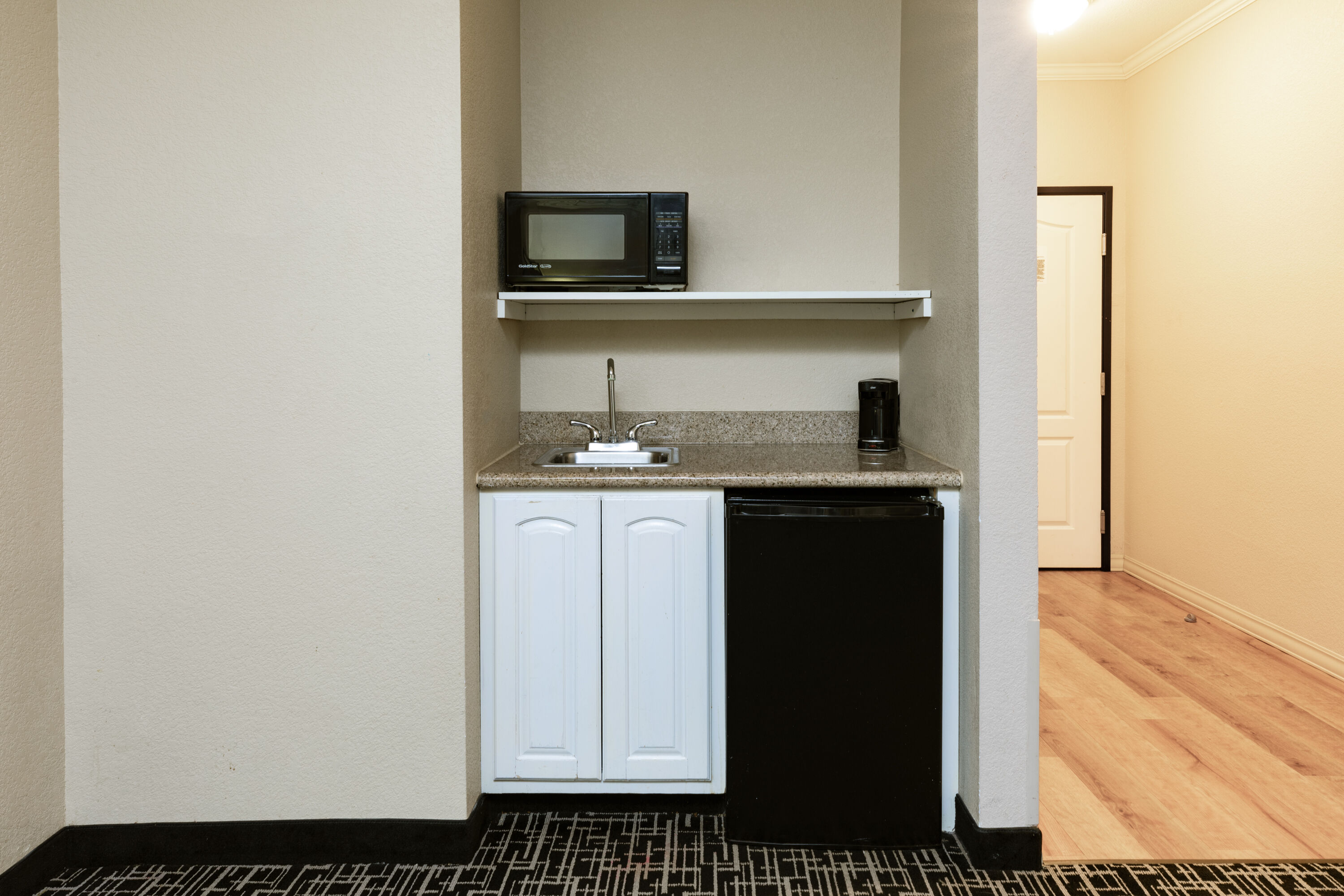 Guest room feature at the La Quinta Inn & Suites by Wyndham Garland Harbor Point in Garland, Texas