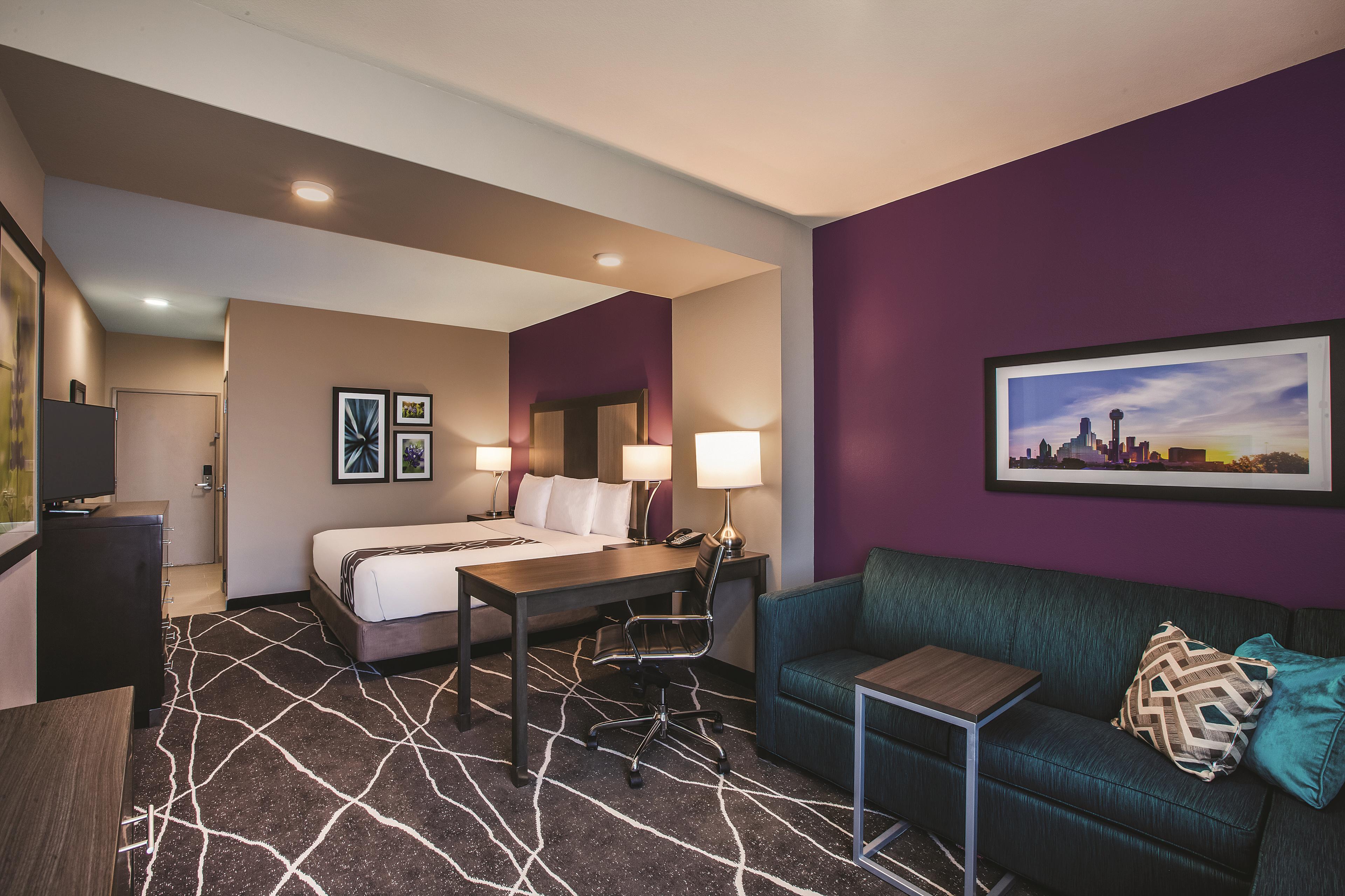 Guest room at the La Quinta Inn & Suites by Wyndham Dallas Northeast-Arboretum in Garland, Texas