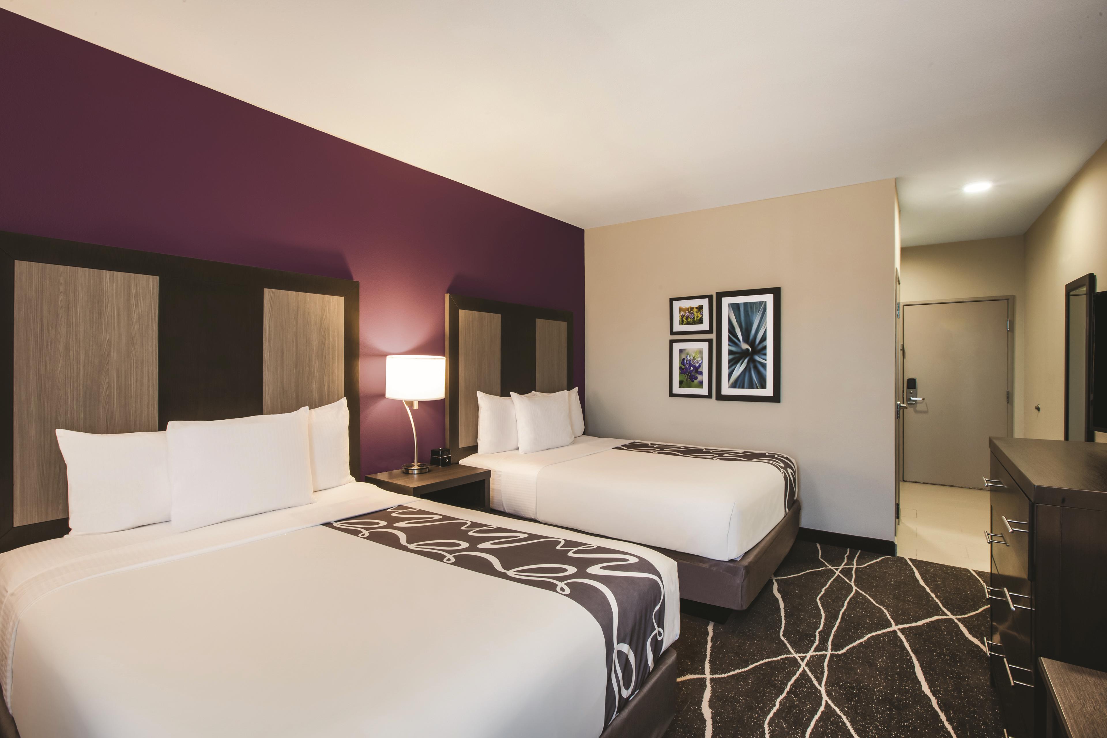 Guest room at the La Quinta Inn & Suites by Wyndham Dallas Northeast-Arboretum in Garland, Texas
