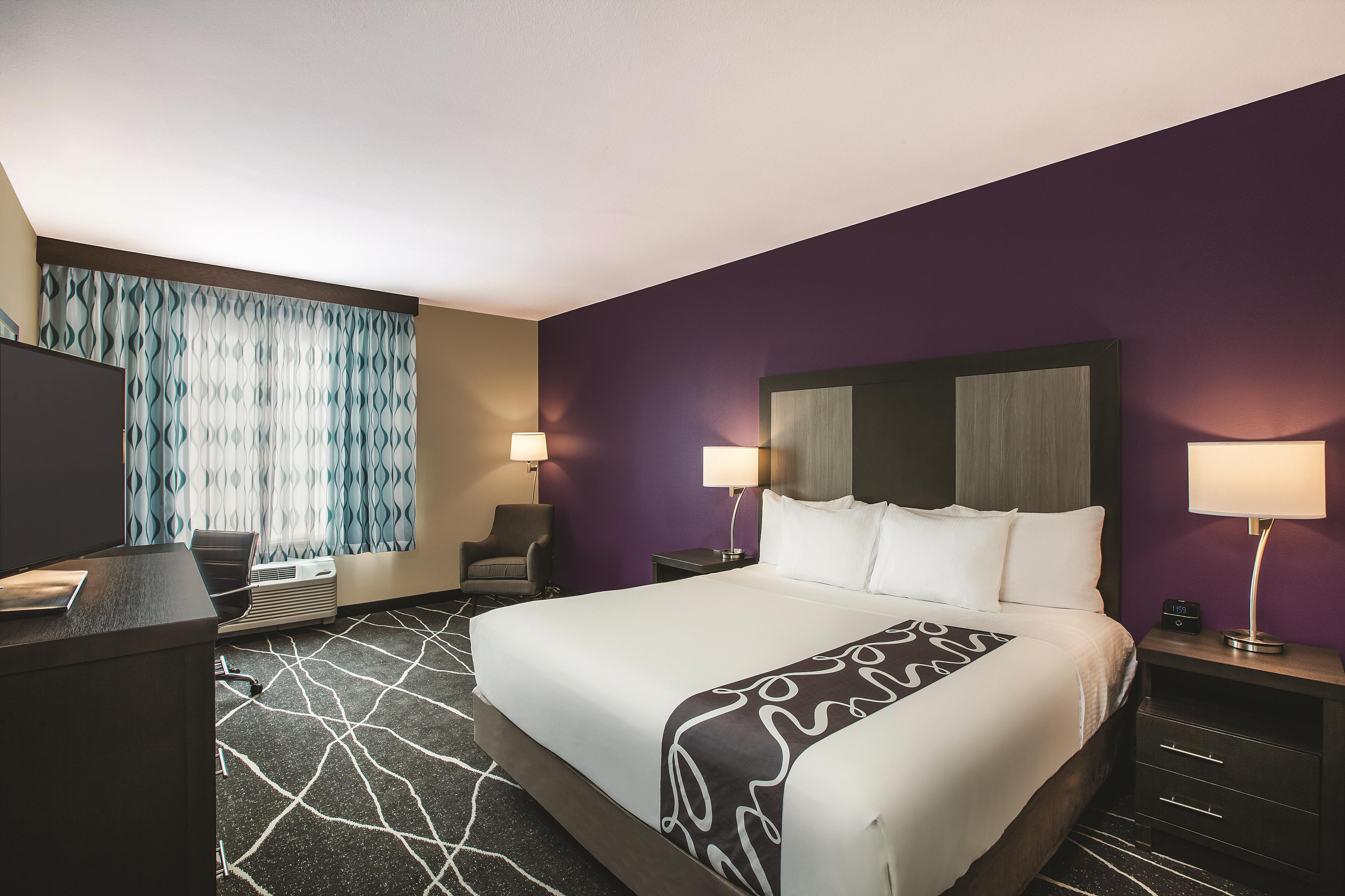Guest room at the La Quinta Inn & Suites by Wyndham Dallas Northeast-Arboretum in Garland, Texas