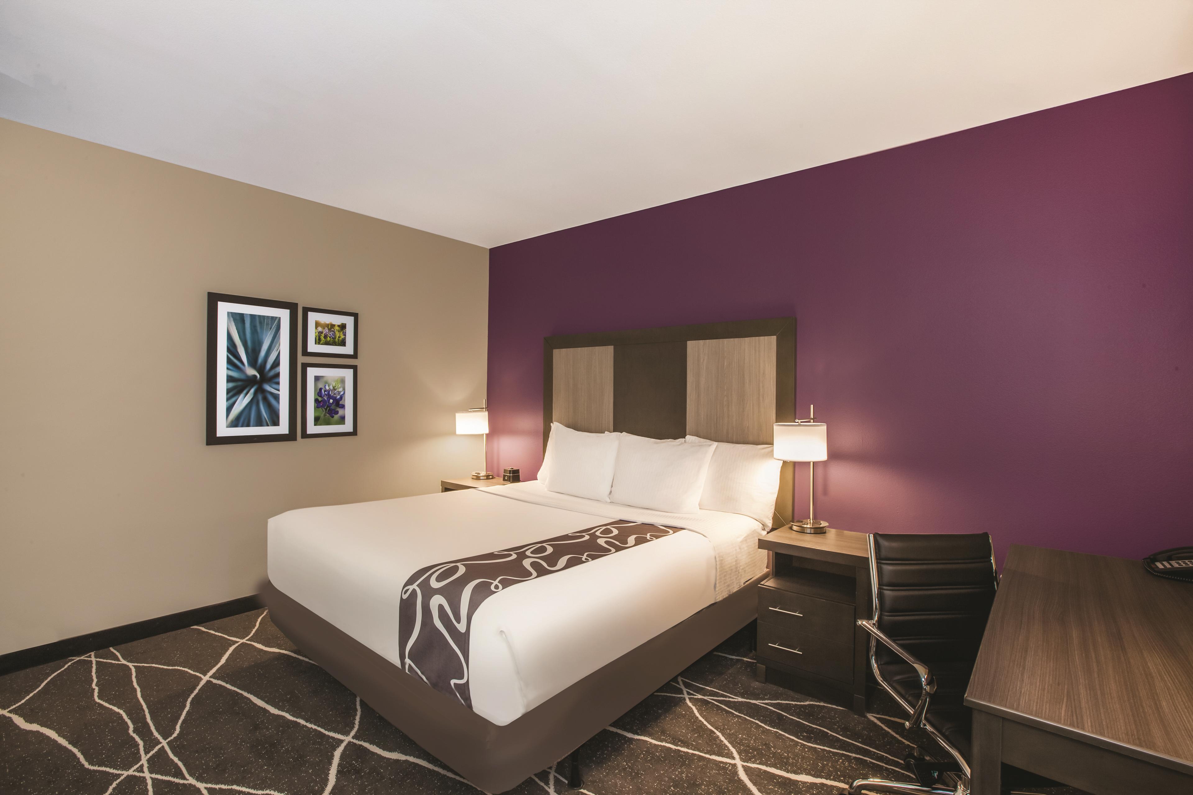 Guest room at the La Quinta Inn & Suites by Wyndham Dallas Northeast-Arboretum in Garland, Texas