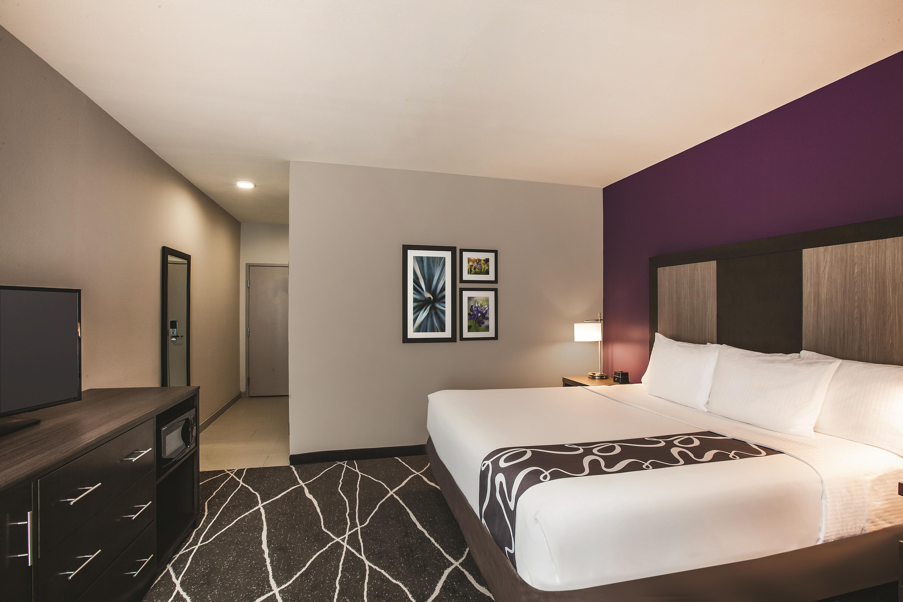 Guest room at the La Quinta Inn & Suites by Wyndham Dallas Northeast-Arboretum in Garland, Texas