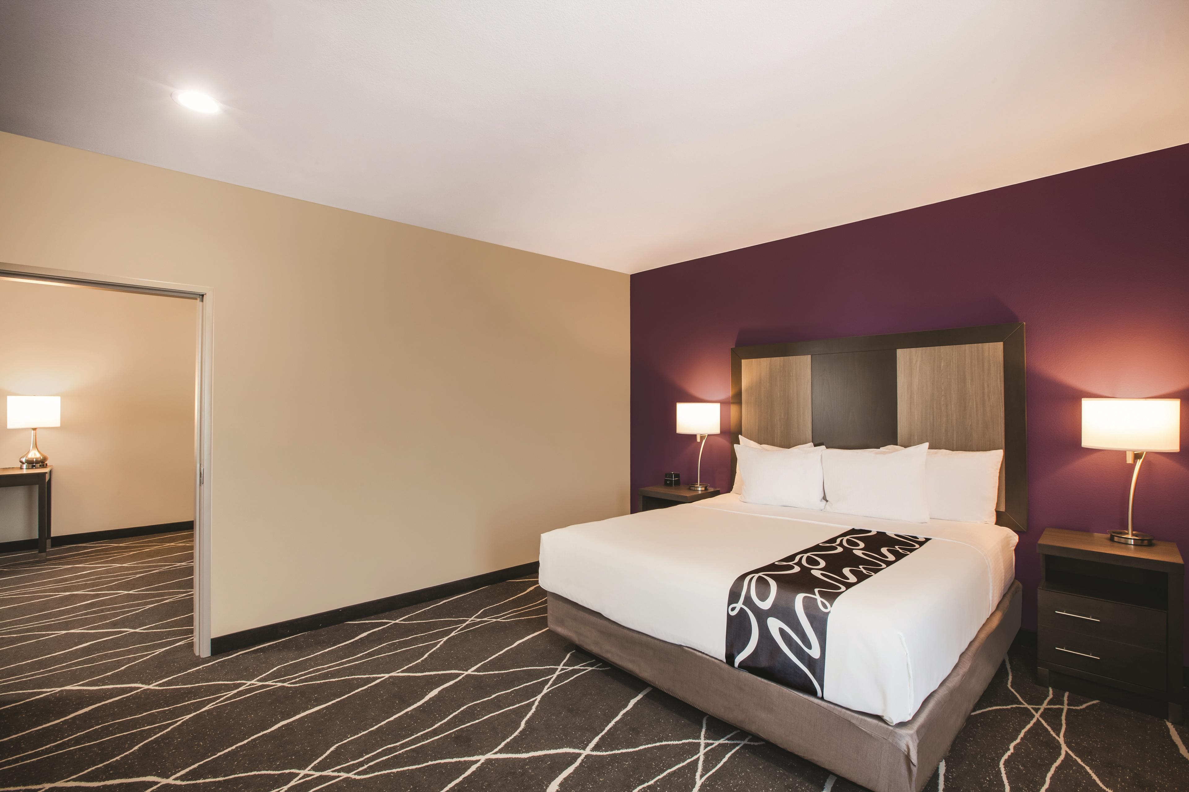 La Quinta Inn & Suites by Wyndham Dallas Northeast-Arboretum suite in Garland, Texas