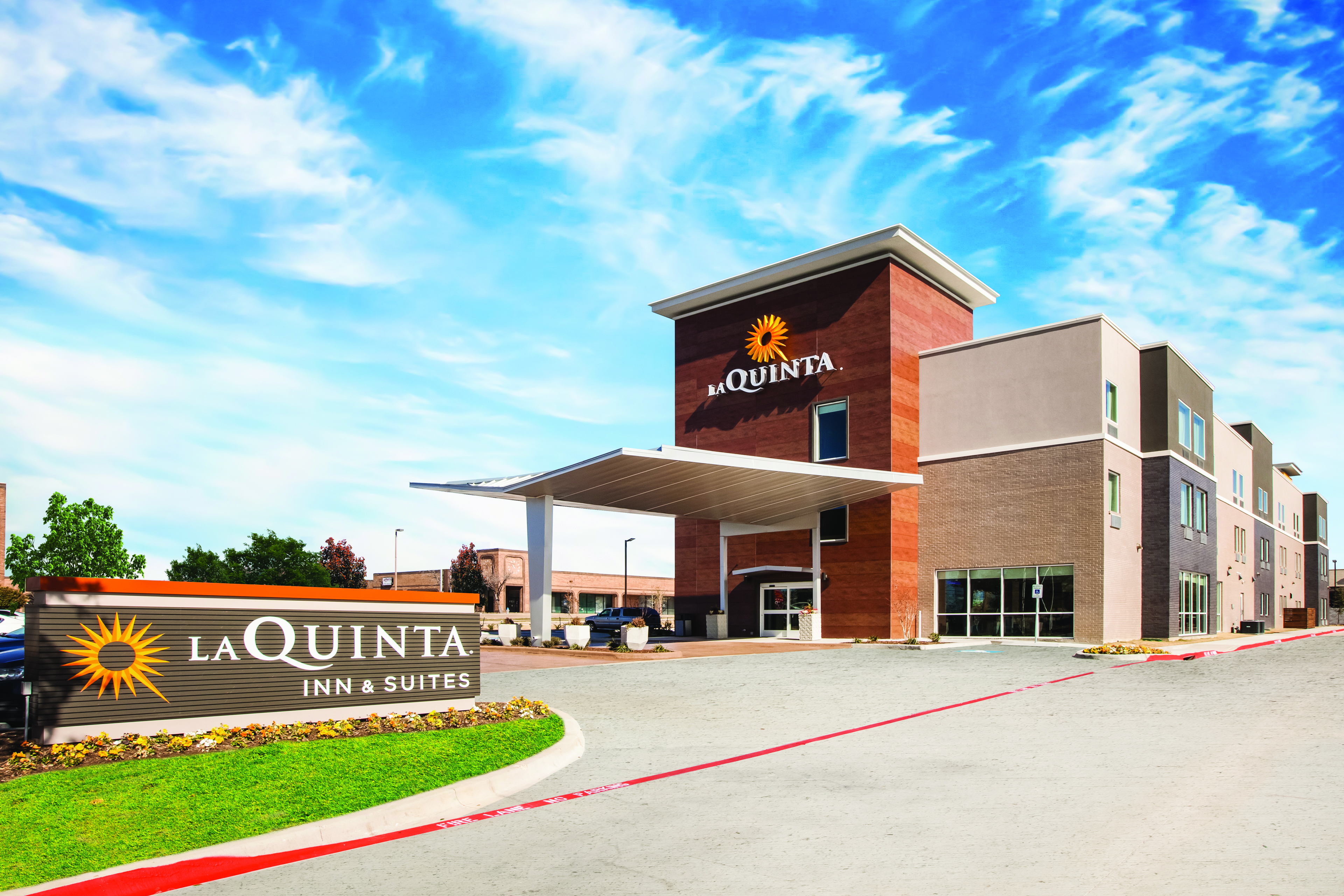 Exterior of La Quinta Inn & Suites by Wyndham Dallas Northeast-Arboretum hotel in Garland, Texas