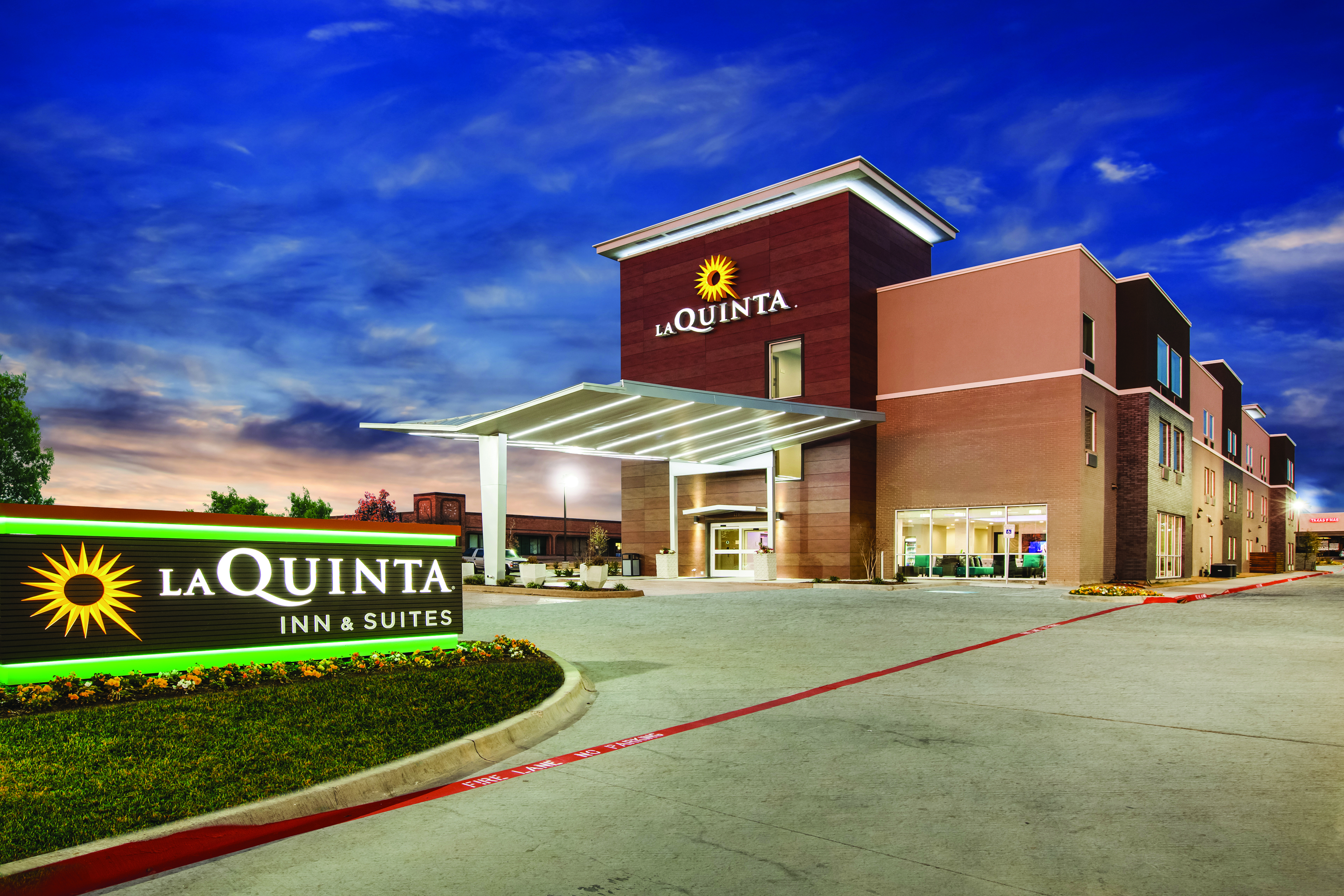 Exterior of La Quinta Inn & Suites by Wyndham Dallas Northeast-Arboretum hotel in Garland, Texas