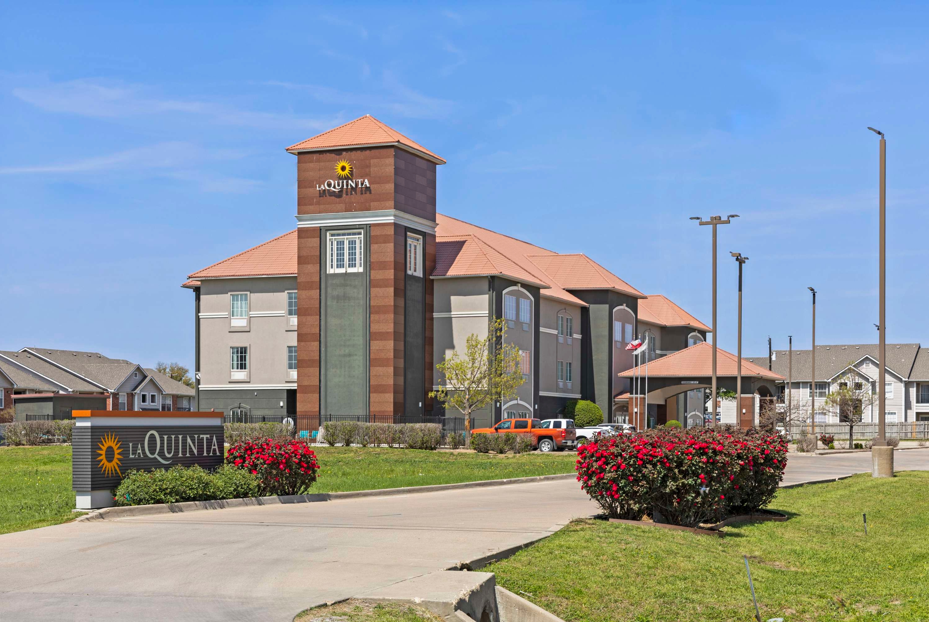 Side Exterior Image of La Quinta Inn & Suites by Wyndham Hillsboro hotel in Hillsboro, Texas