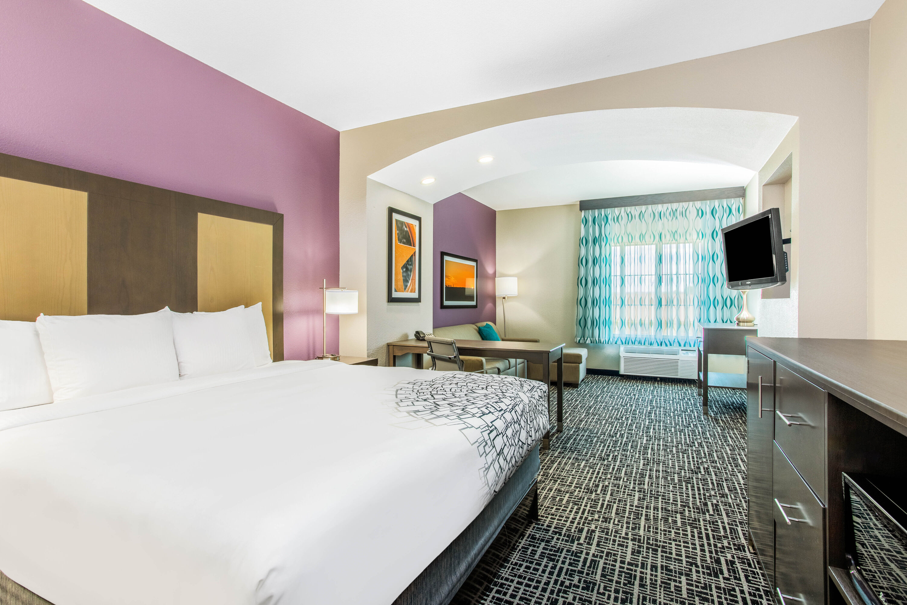 Guest room at the La Quinta Inn & Suites by Wyndham Hillsboro in Hillsboro, Texas