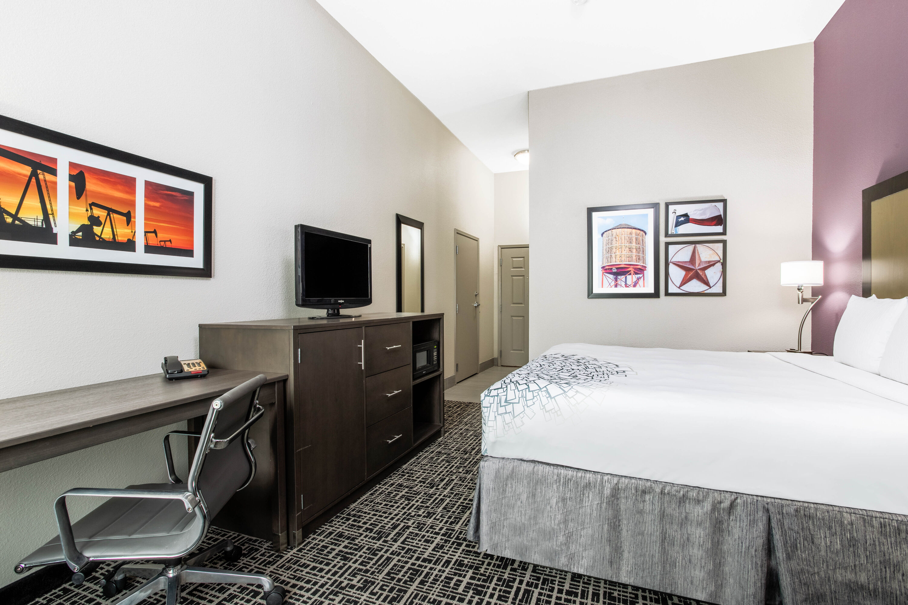 Guest room at the La Quinta Inn & Suites by Wyndham Hillsboro in Hillsboro, Texas