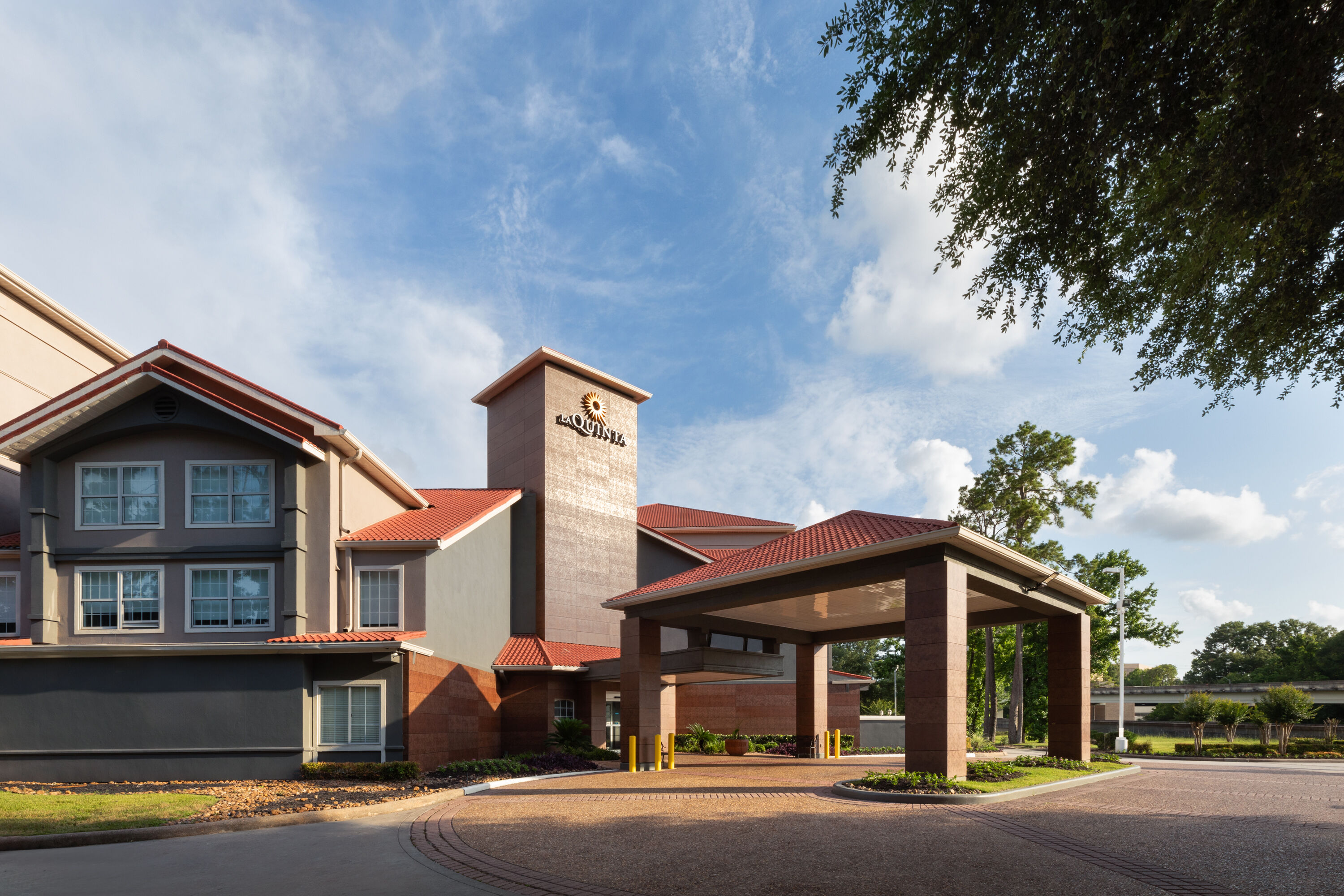 Exterior Day Image of La Quinta Inn & Suites by Wyndham Houston Bush IAH South hotel in Houston, Texas
