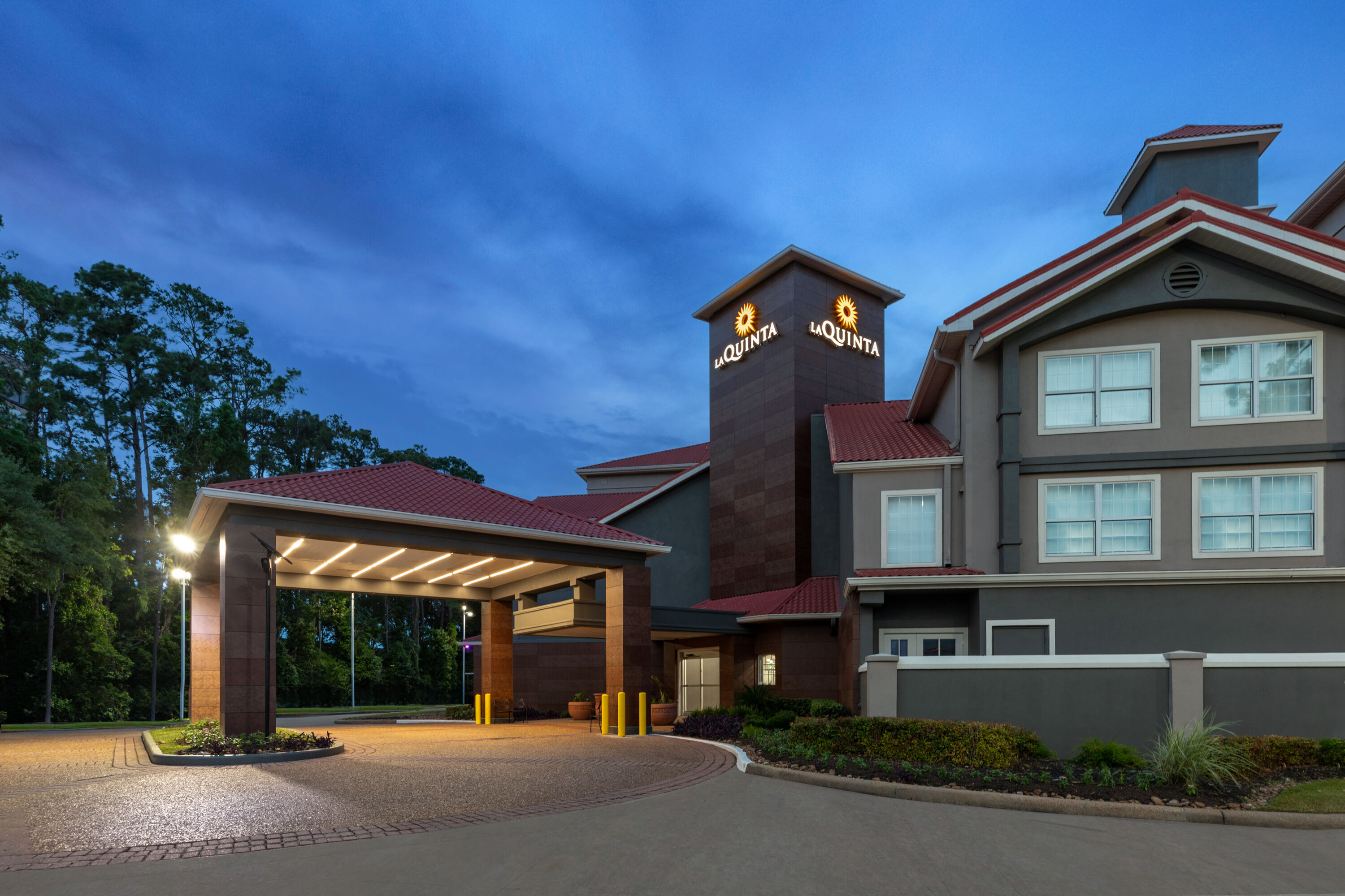Exterior Dusk Image of La Quinta Inn & Suites by Wyndham Houston Bush IAH South hotel in Houston, Texas