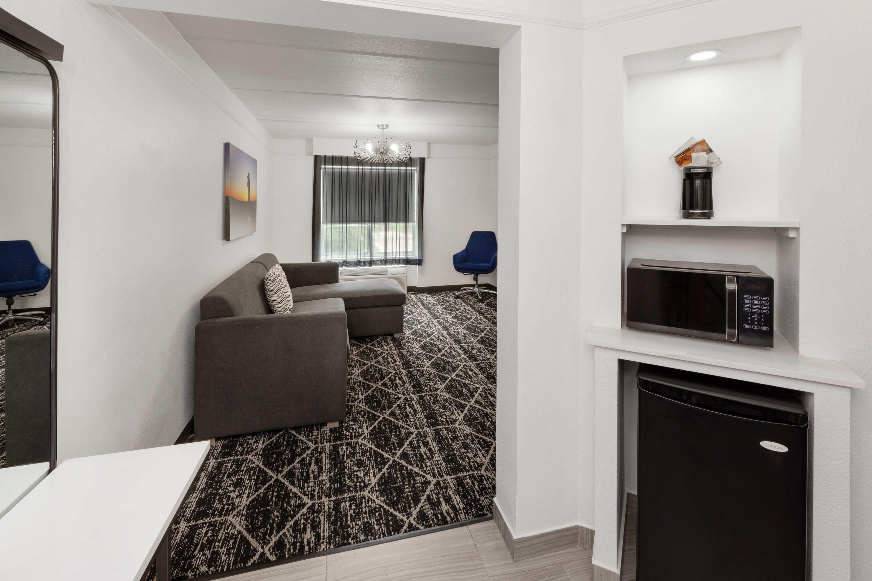 La Quinta Inn & Suites by Wyndham Houston Bush IAH South suite in Houston, Texas