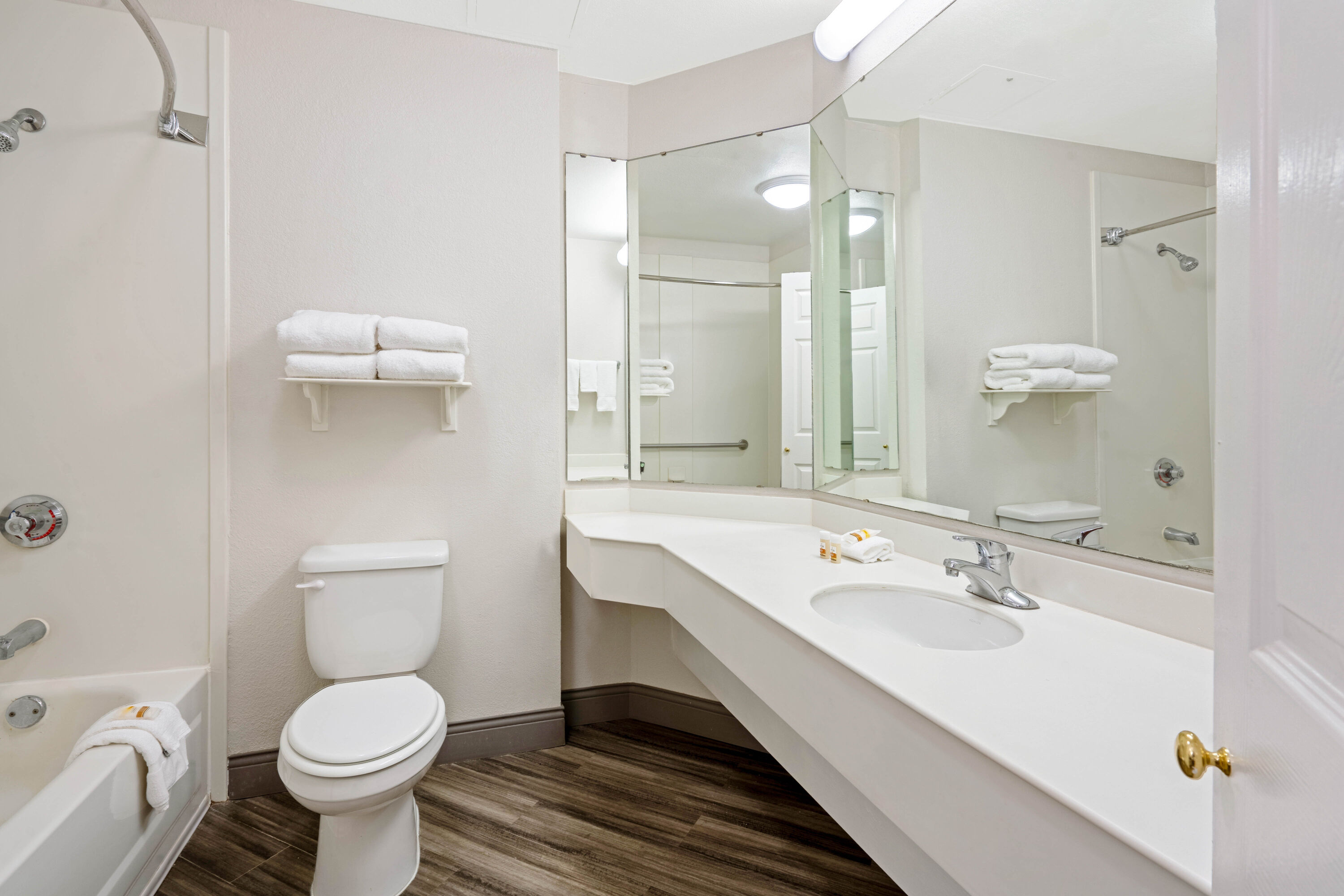 Guest room bath at the La Quinta Inn & Suites by Wyndham Houston West Park 10 in Houston, Texas
