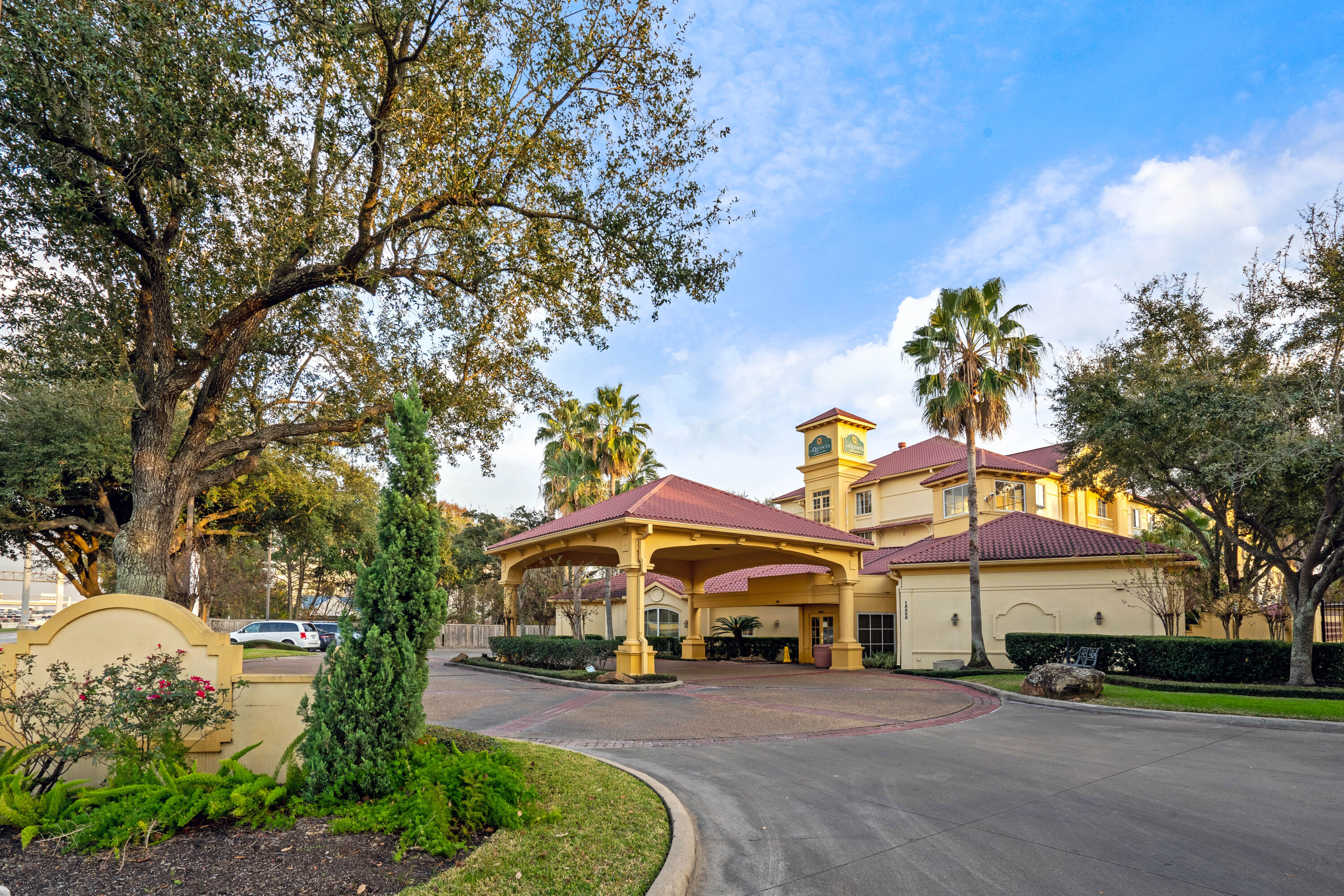 Exterior Day Image of La Quinta Inn & Suites by Wyndham Houston West Park 10 hotel in Houston, Texas
