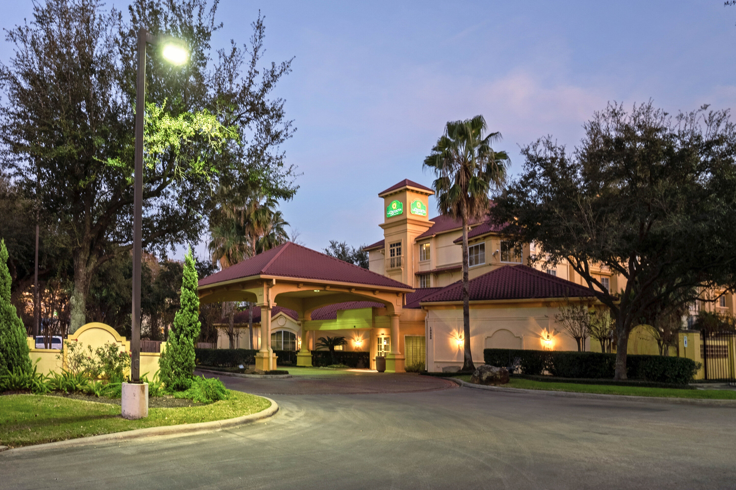 Exterior Dusk Image of La Quinta Inn & Suites by Wyndham Houston West Park 10 hotel in Houston, Texas