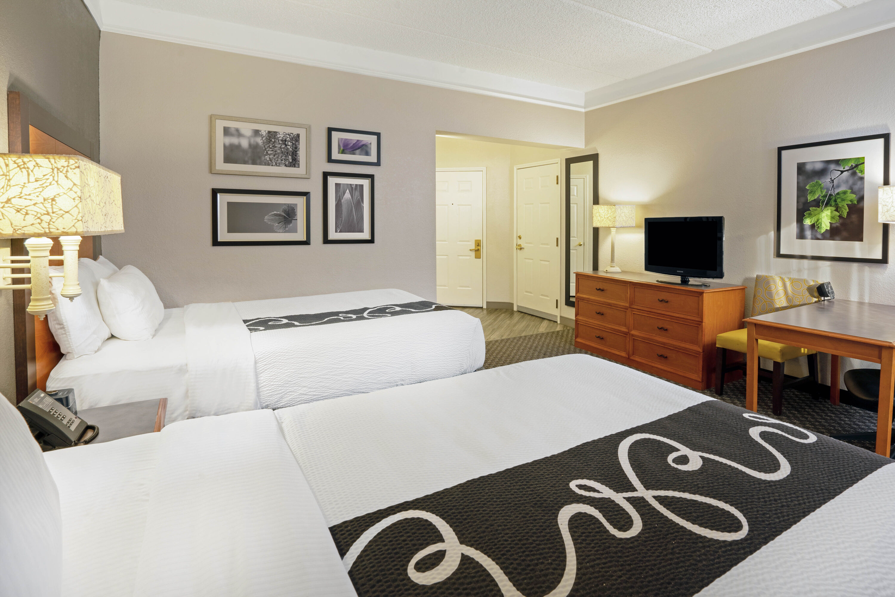 Guest room at the La Quinta Inn & Suites by Wyndham Houston West Park 10 in Houston, Texas