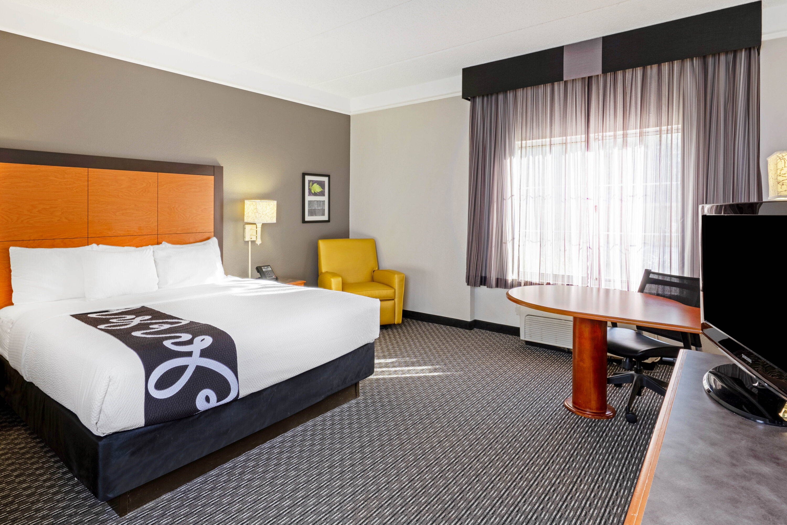 Guest room at the La Quinta Inn & Suites by Wyndham Houston West Park 10 in Houston, Texas