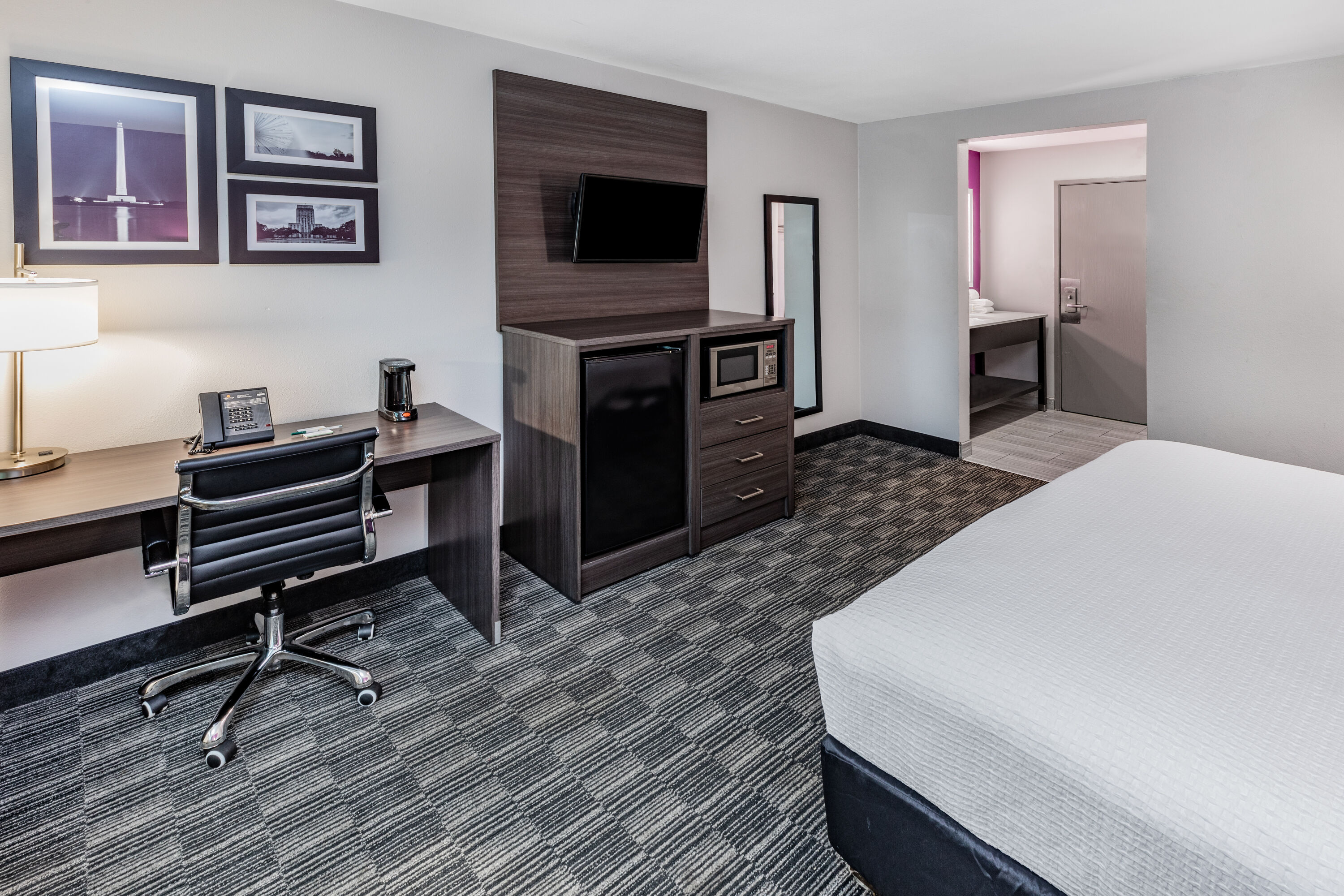 Guest room at the La Quinta Inn & Suites by Wyndham Houston Southwest in Houston, Texas