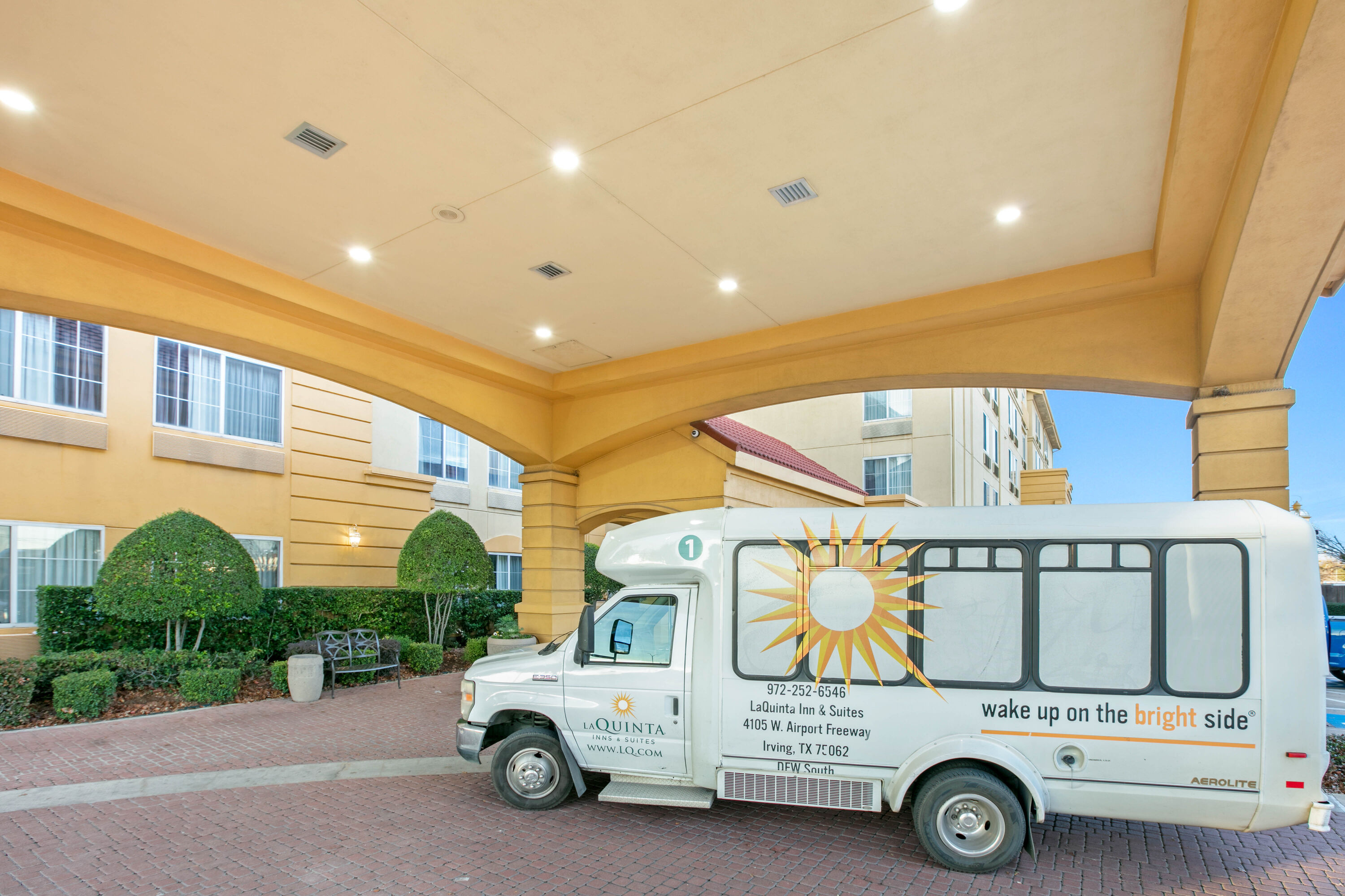 La Quinta Inn &amp; Suites by Wyndham DFW Airport South