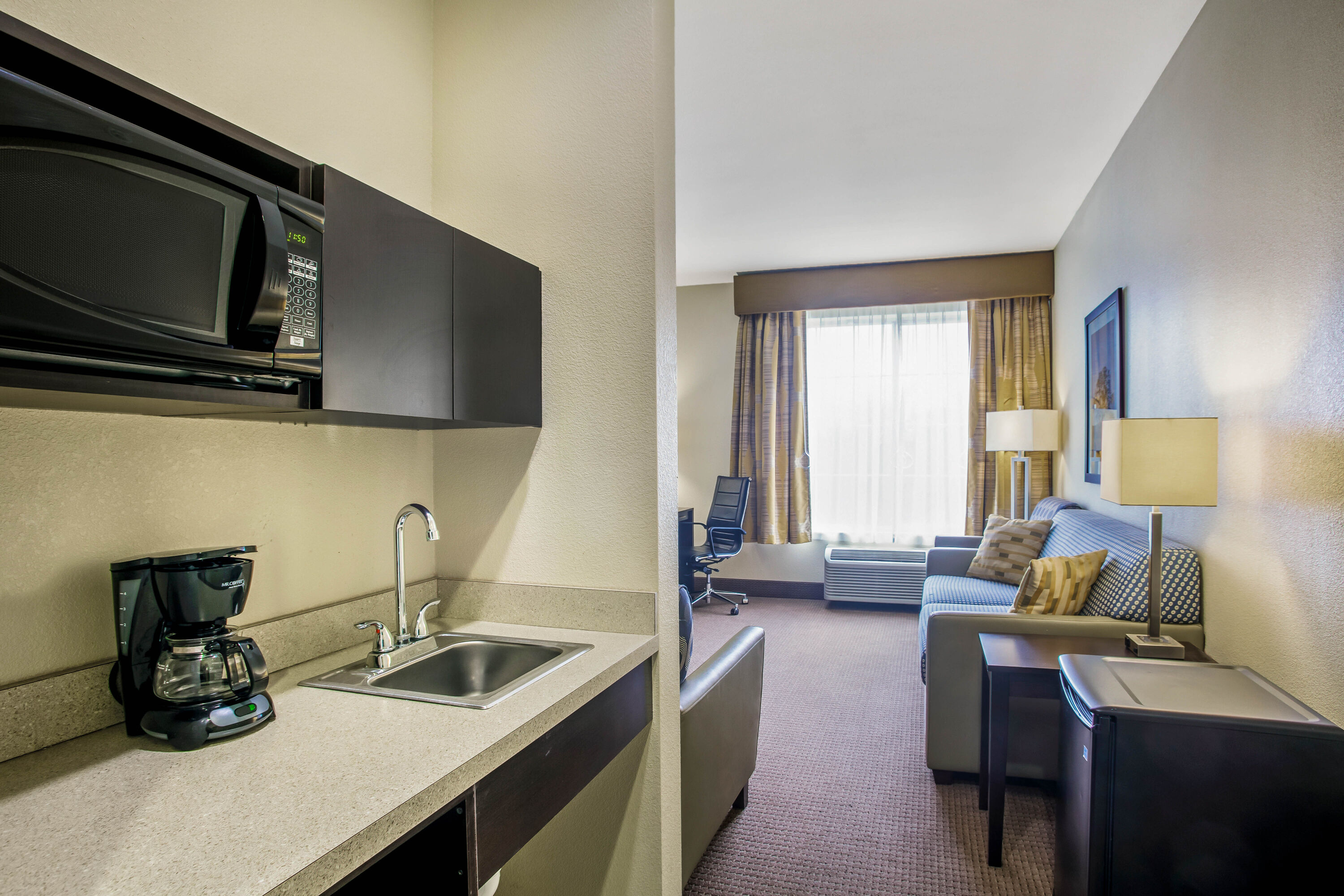 La Quinta Inn & Suites by Wyndham Karnes City Kenedy Karnes City, TX Hotels