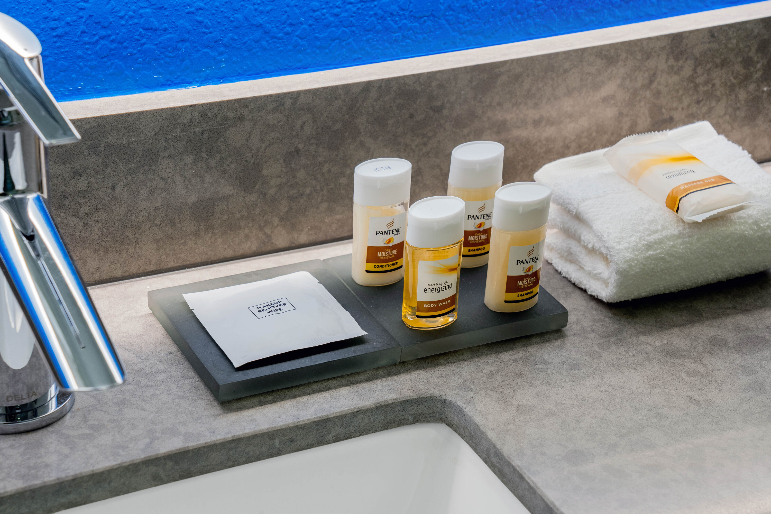 Guest room bath at the La Quinta Inn & Suites by Wyndham Katy in Katy, Texas