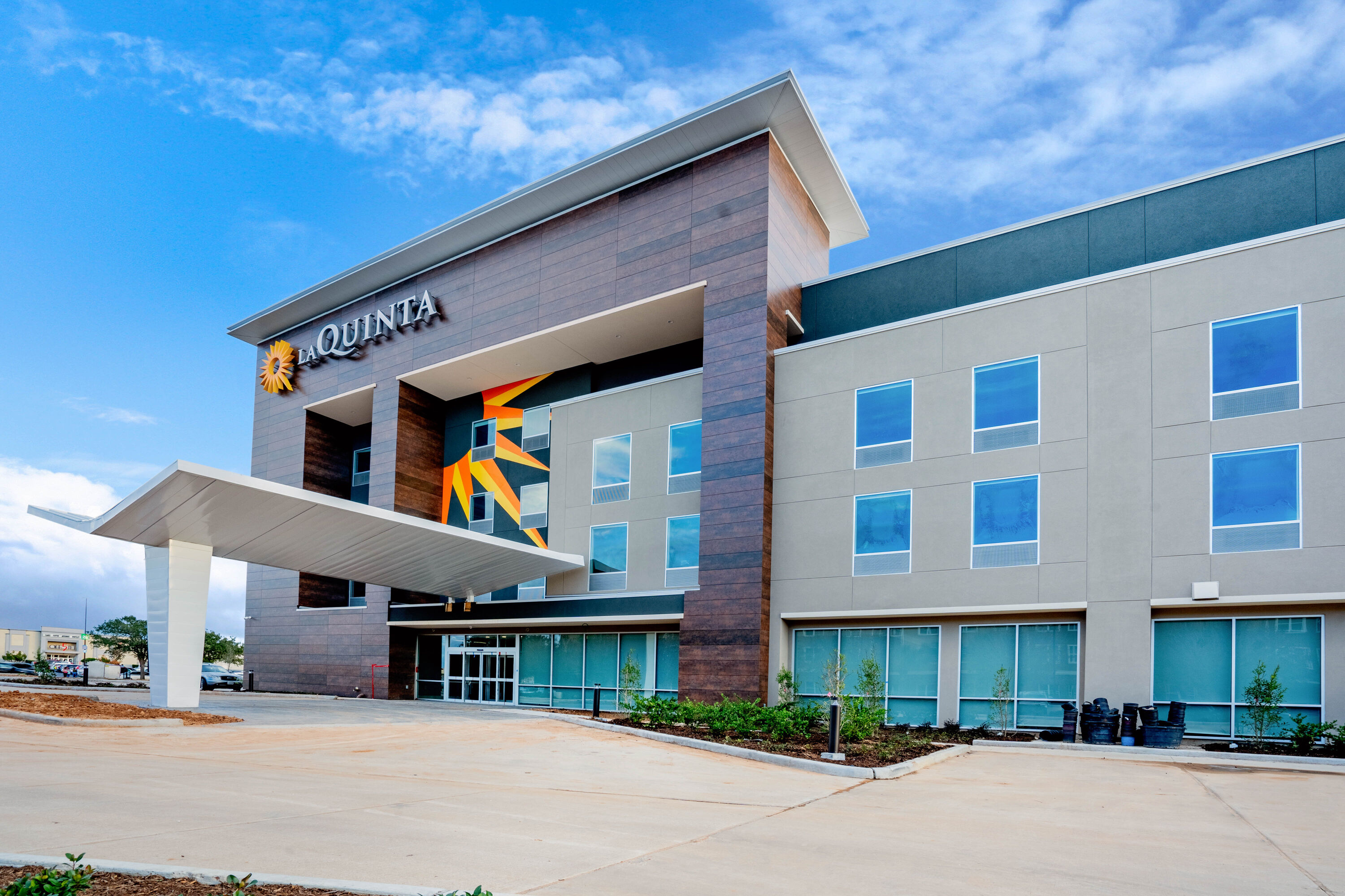 Exterior Day Image of La Quinta Inn & Suites by Wyndham Katy hotel in Katy, Texas