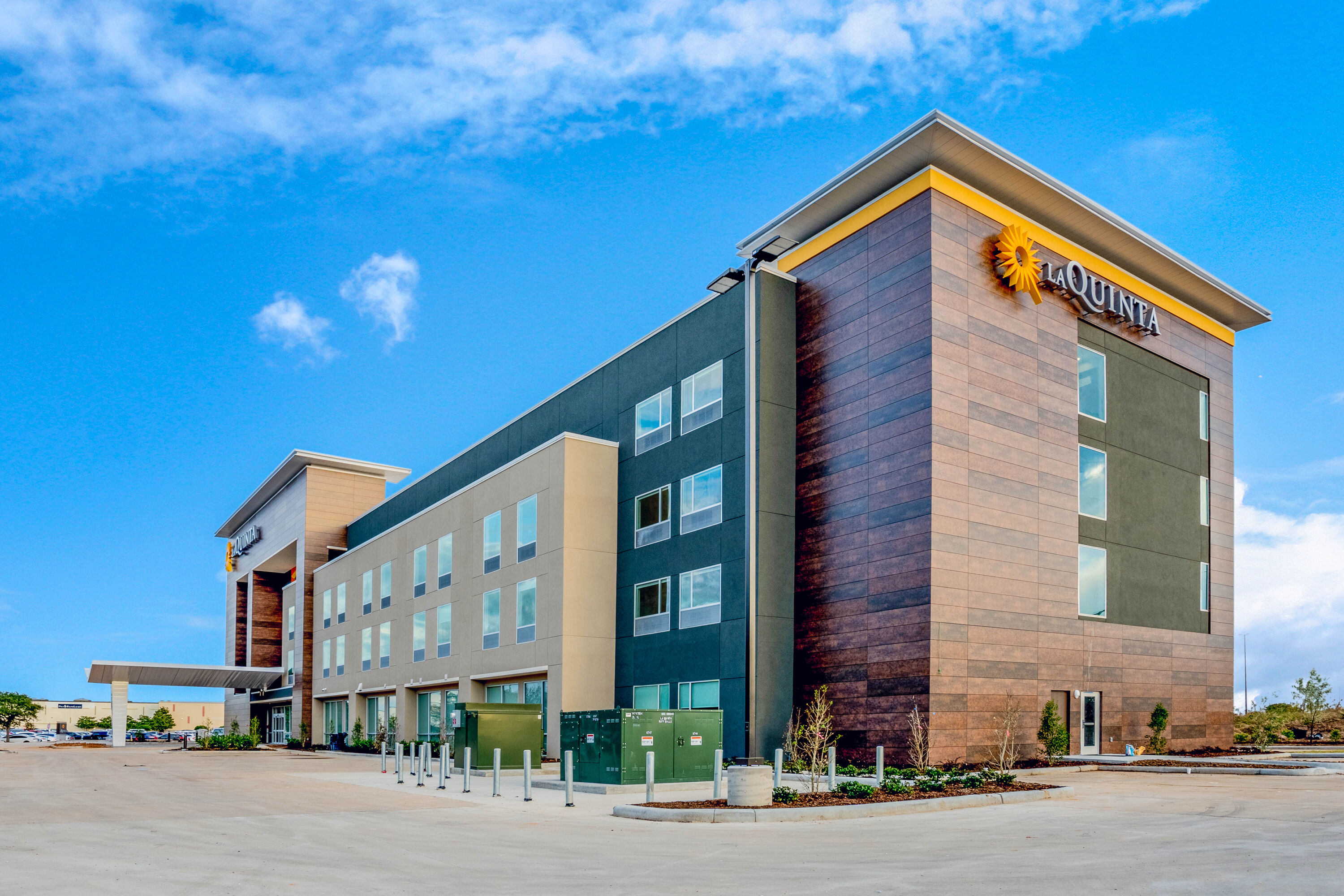 Exterior Day Image of La Quinta Inn & Suites by Wyndham Katy hotel in Katy, Texas