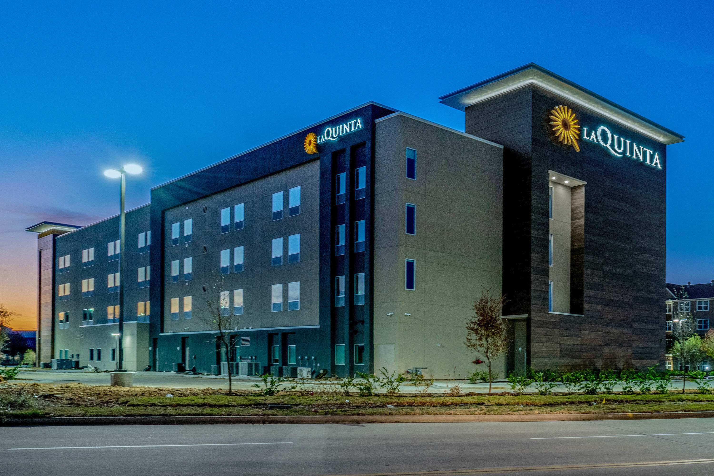 Exterior Dusk Image of La Quinta Inn & Suites by Wyndham Katy hotel in Katy, Texas