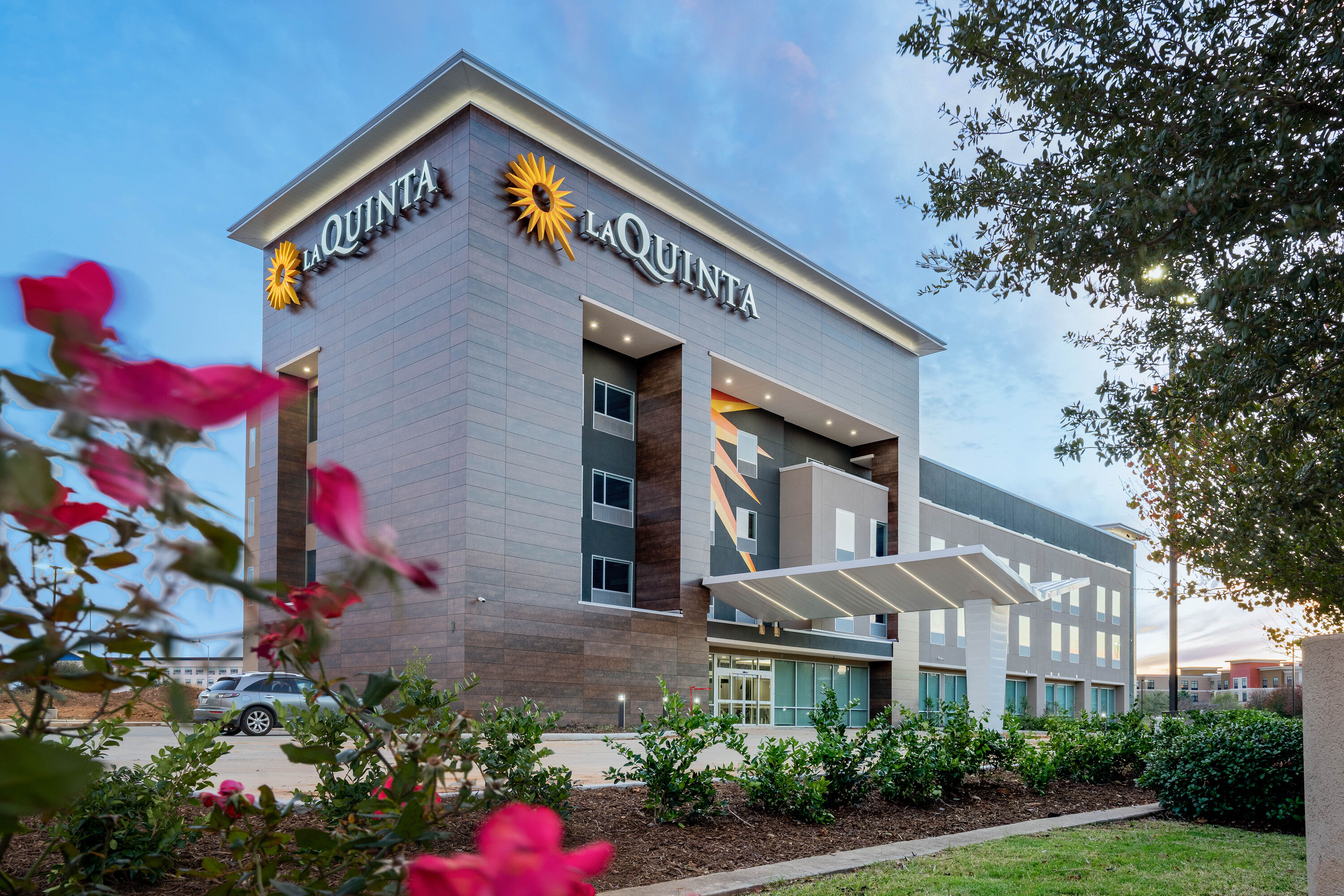 Exterior Dusk Image of La Quinta Inn & Suites by Wyndham Katy hotel in Katy, Texas