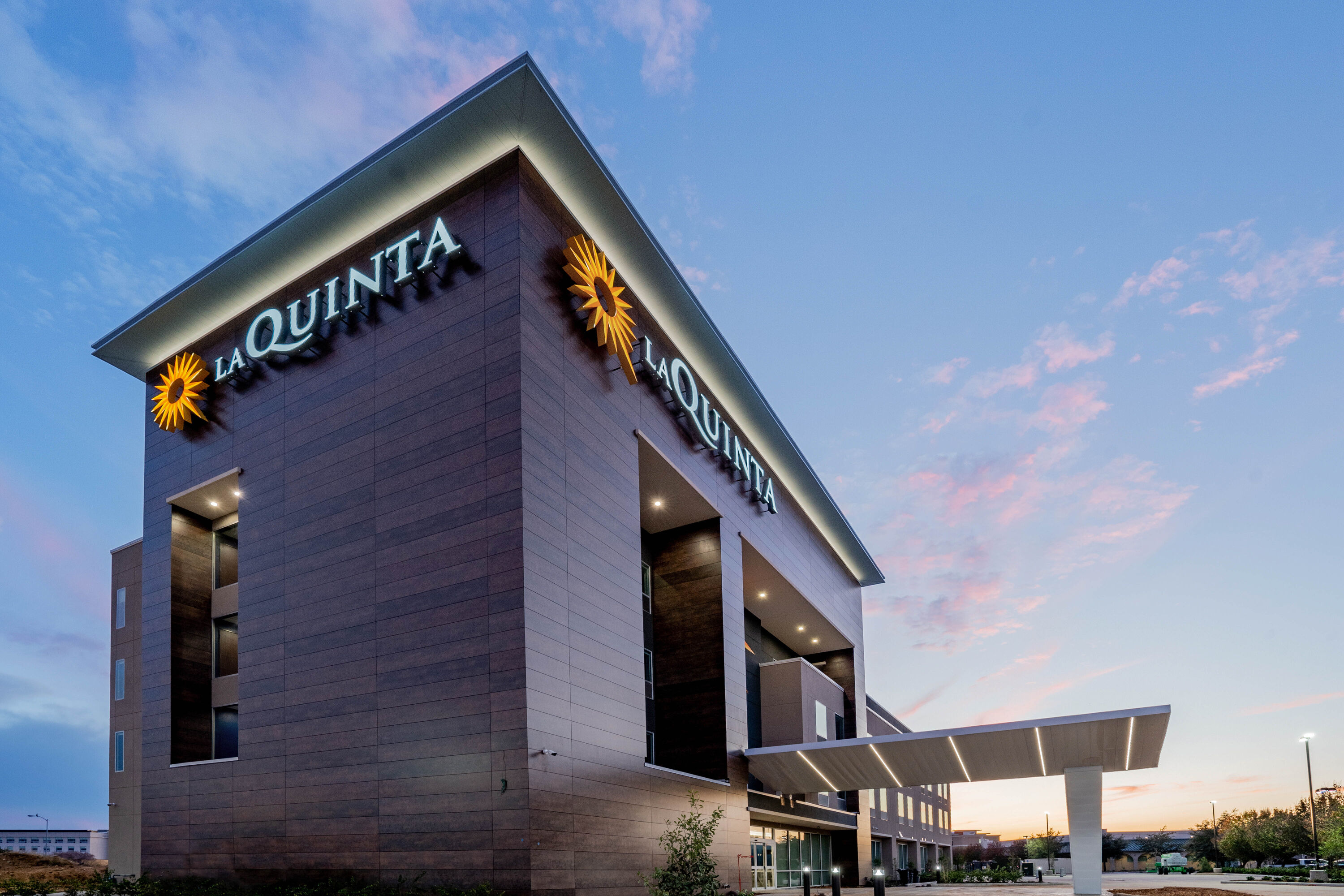 Exterior Dusk Image of La Quinta Inn & Suites by Wyndham Katy hotel in Katy, Texas