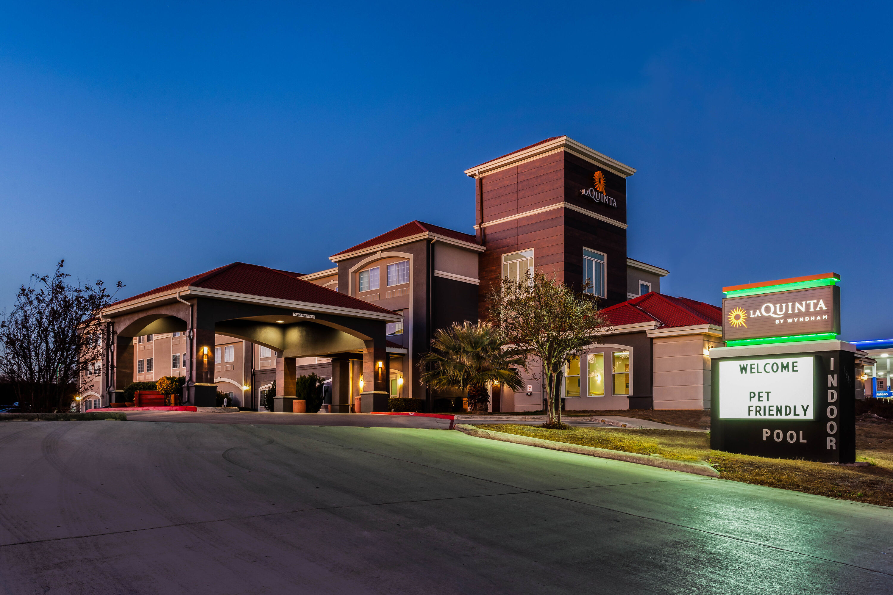 Exterior Night Image of La Quinta Inn & Suites by Wyndham Kerrville hotel in Kerrville, Texas