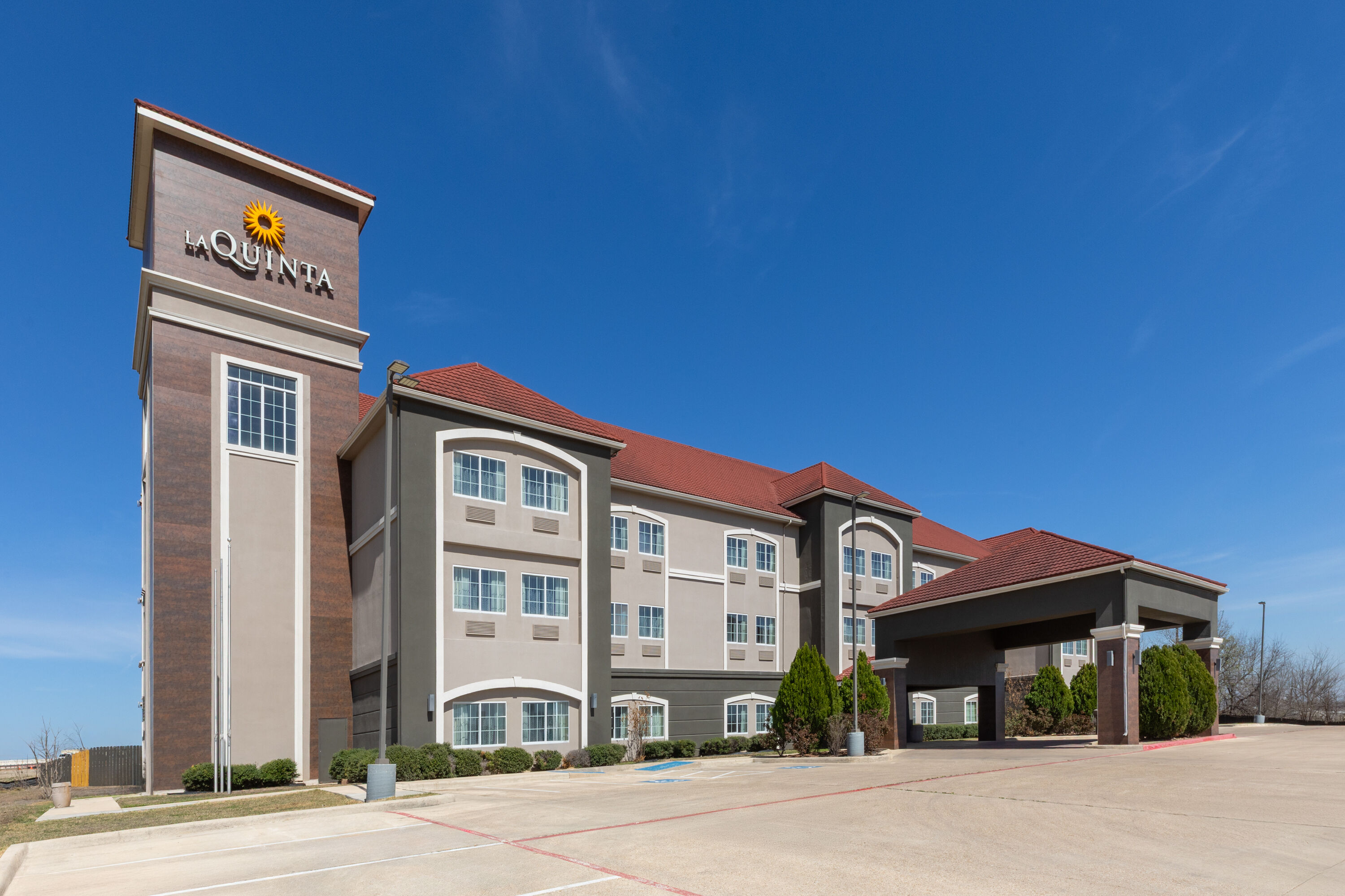 Exterior Day Image of La Quinta Inn & Suites by Wyndham Kyle - Austin South hotel in Kyle, Texas