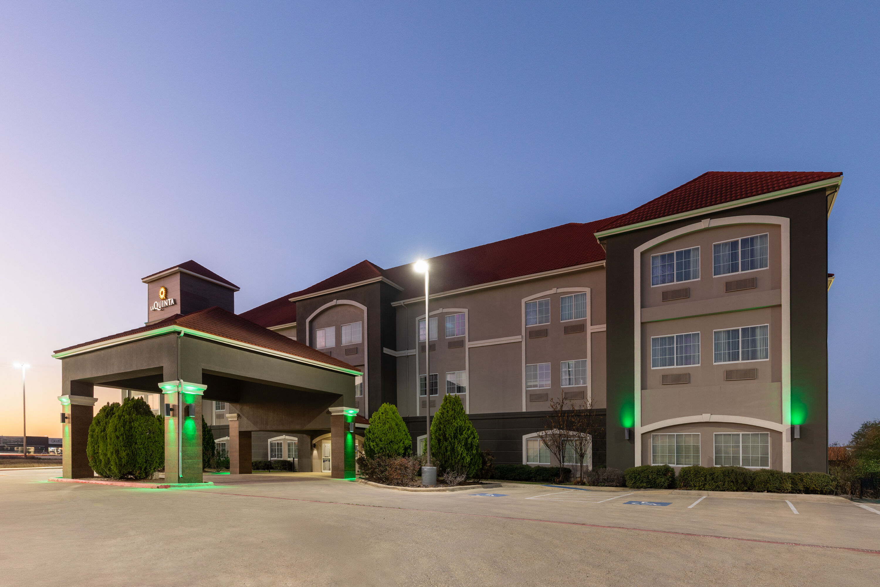 Exterior Dusk Image of La Quinta Inn & Suites by Wyndham Kyle - Austin South hotel in Kyle, Texas