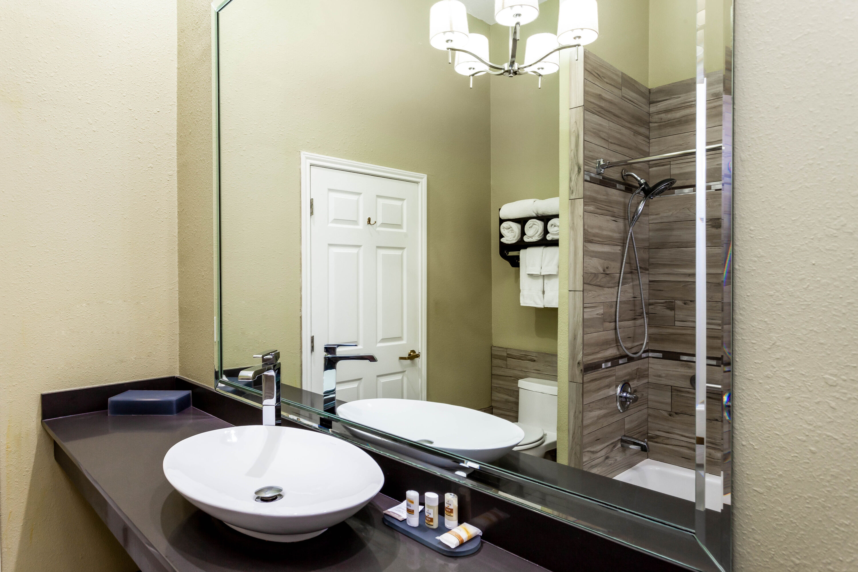 Guest room bath at the La Quinta Inn & Suites by Wyndham Laredo Airport in Laredo, Texas