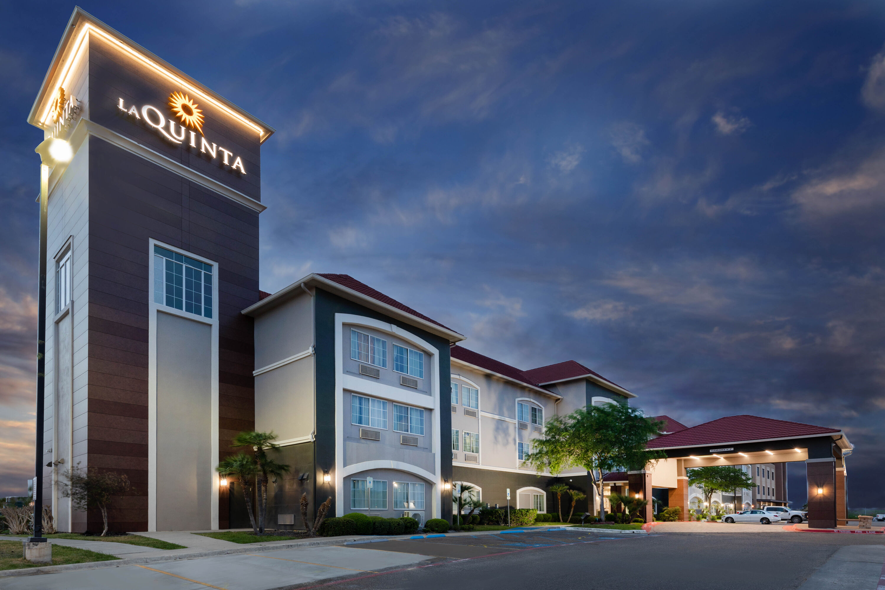 Exterior Dusk Image of La Quinta Inn & Suites by Wyndham Laredo Airport hotel in Laredo, Texas