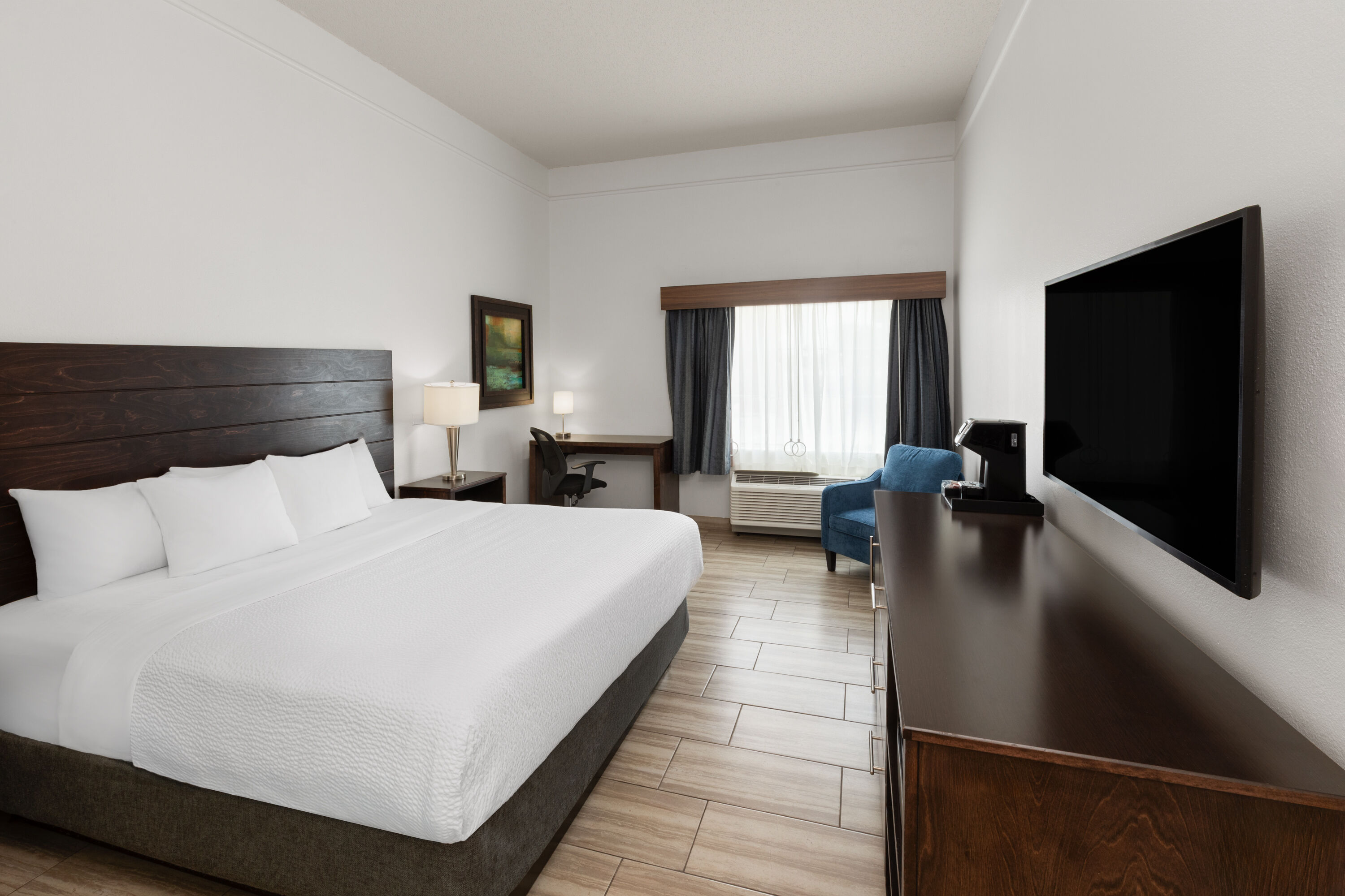 Guest room at the La Quinta Inn & Suites by Wyndham Laredo Airport in Laredo, Texas