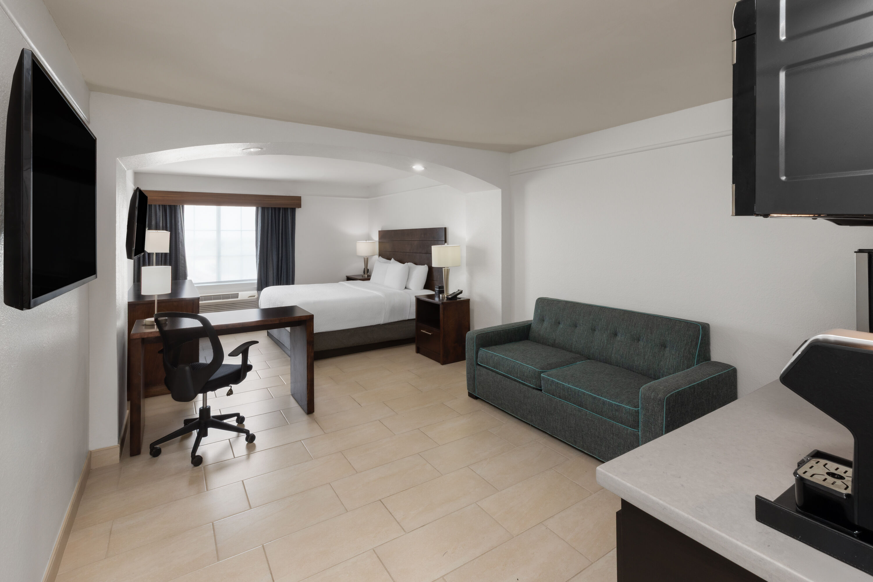 Guest room at the La Quinta Inn & Suites by Wyndham Laredo Airport in Laredo, Texas