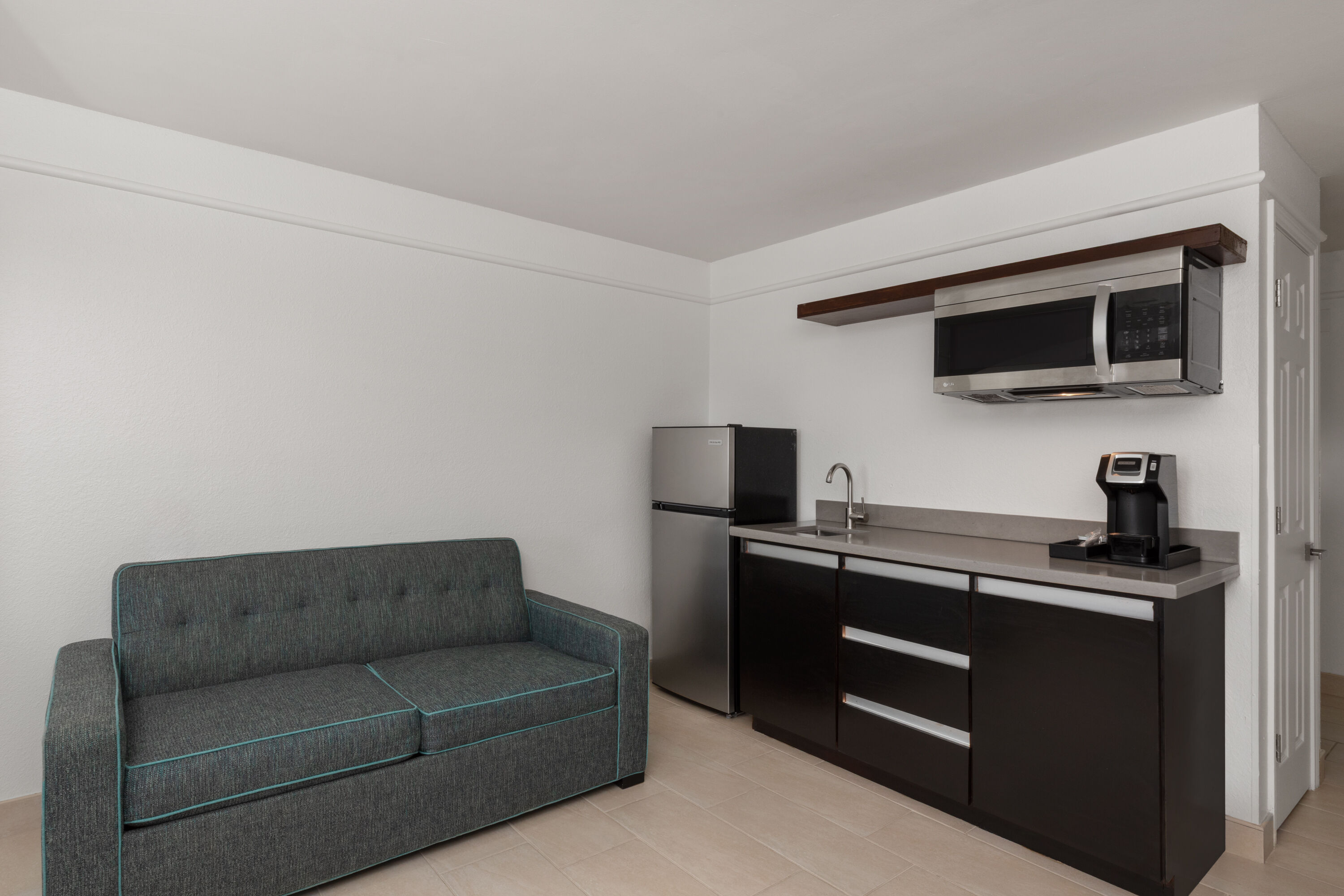 Guest room at the La Quinta Inn & Suites by Wyndham Laredo Airport in Laredo, Texas