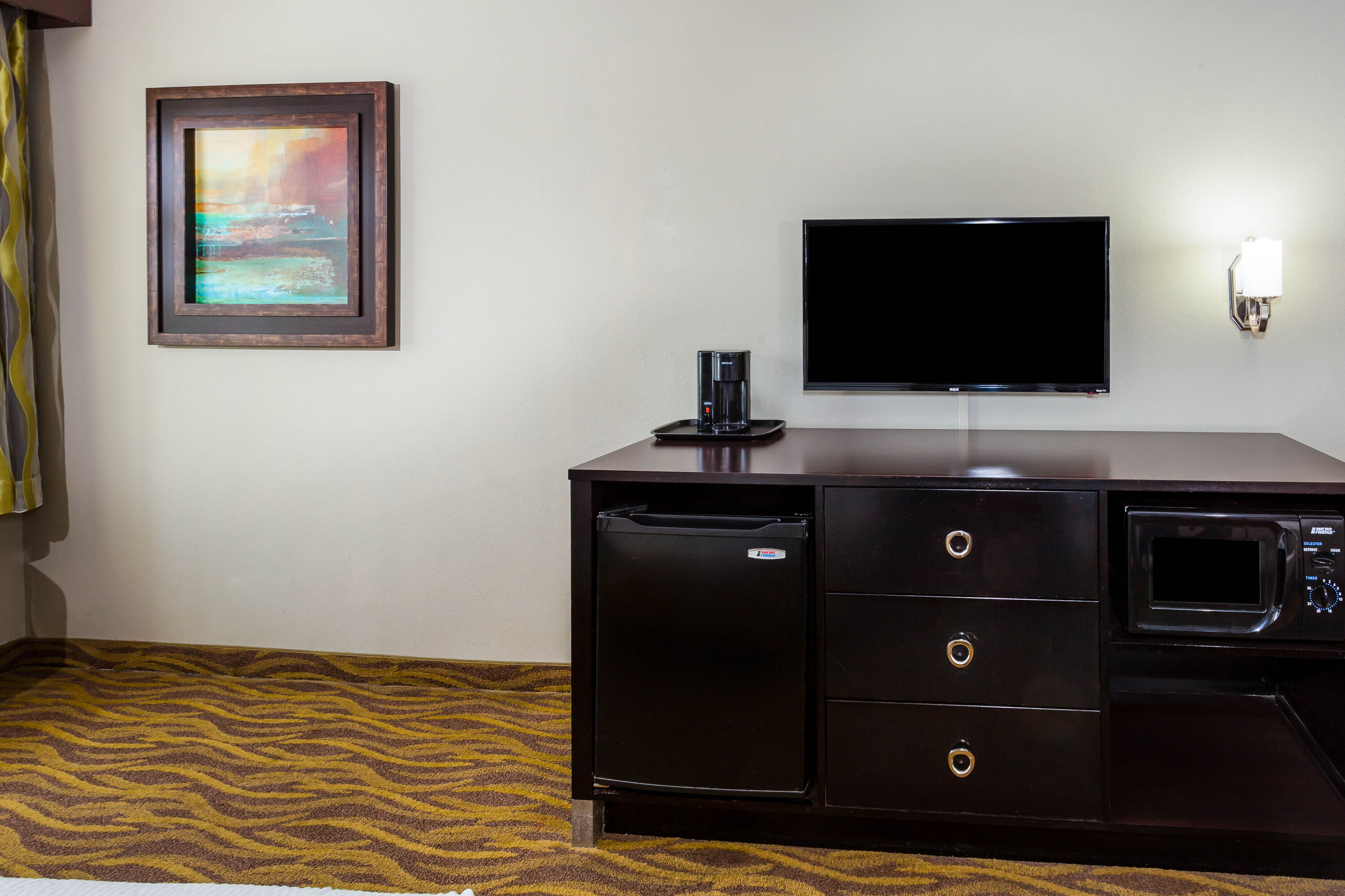 Guest room feature at the La Quinta Inn & Suites by Wyndham Laredo Airport in Laredo, Texas