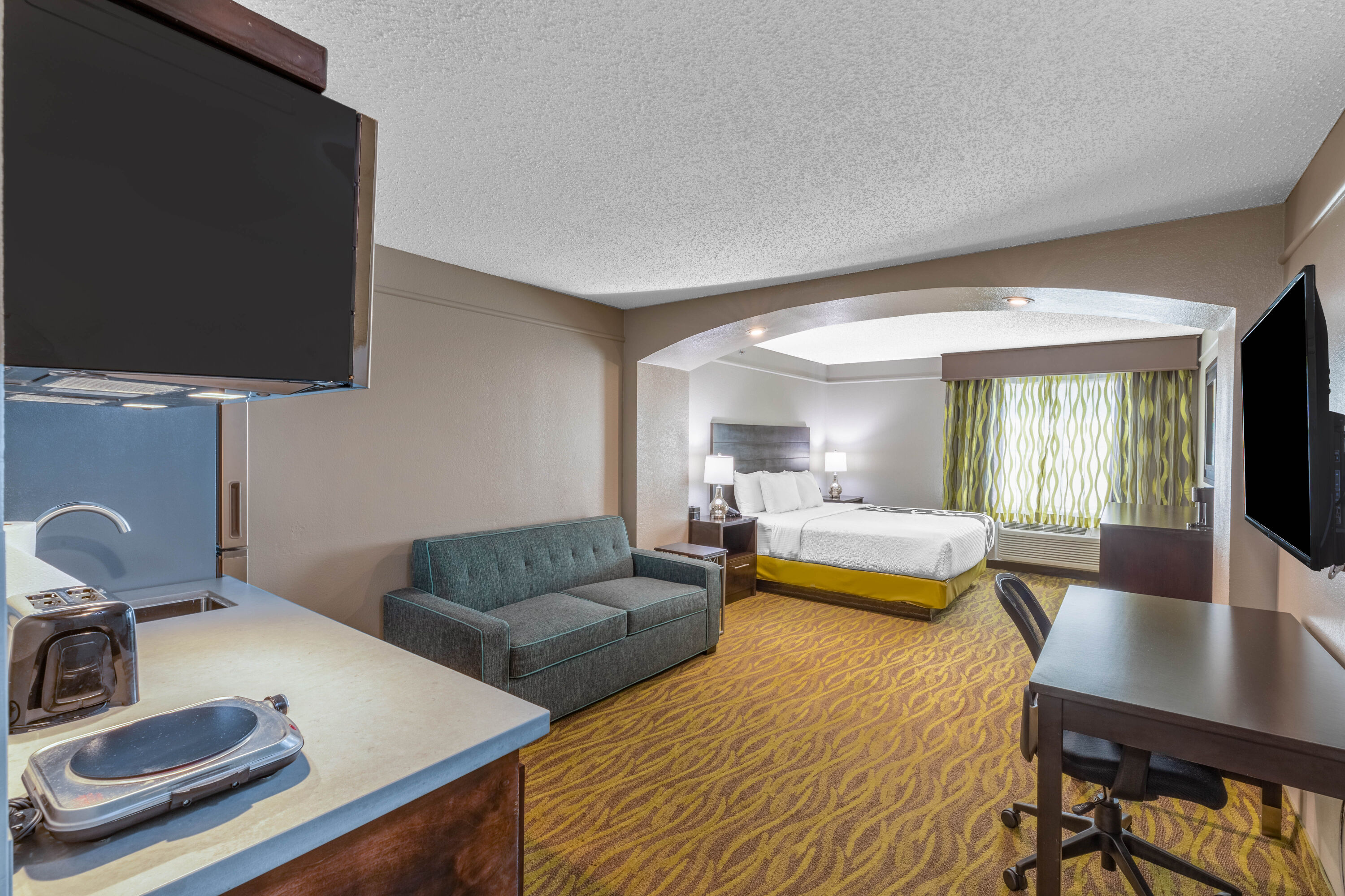 La Quinta Inn & Suites by Wyndham Laredo Airport suite in Laredo, Texas
