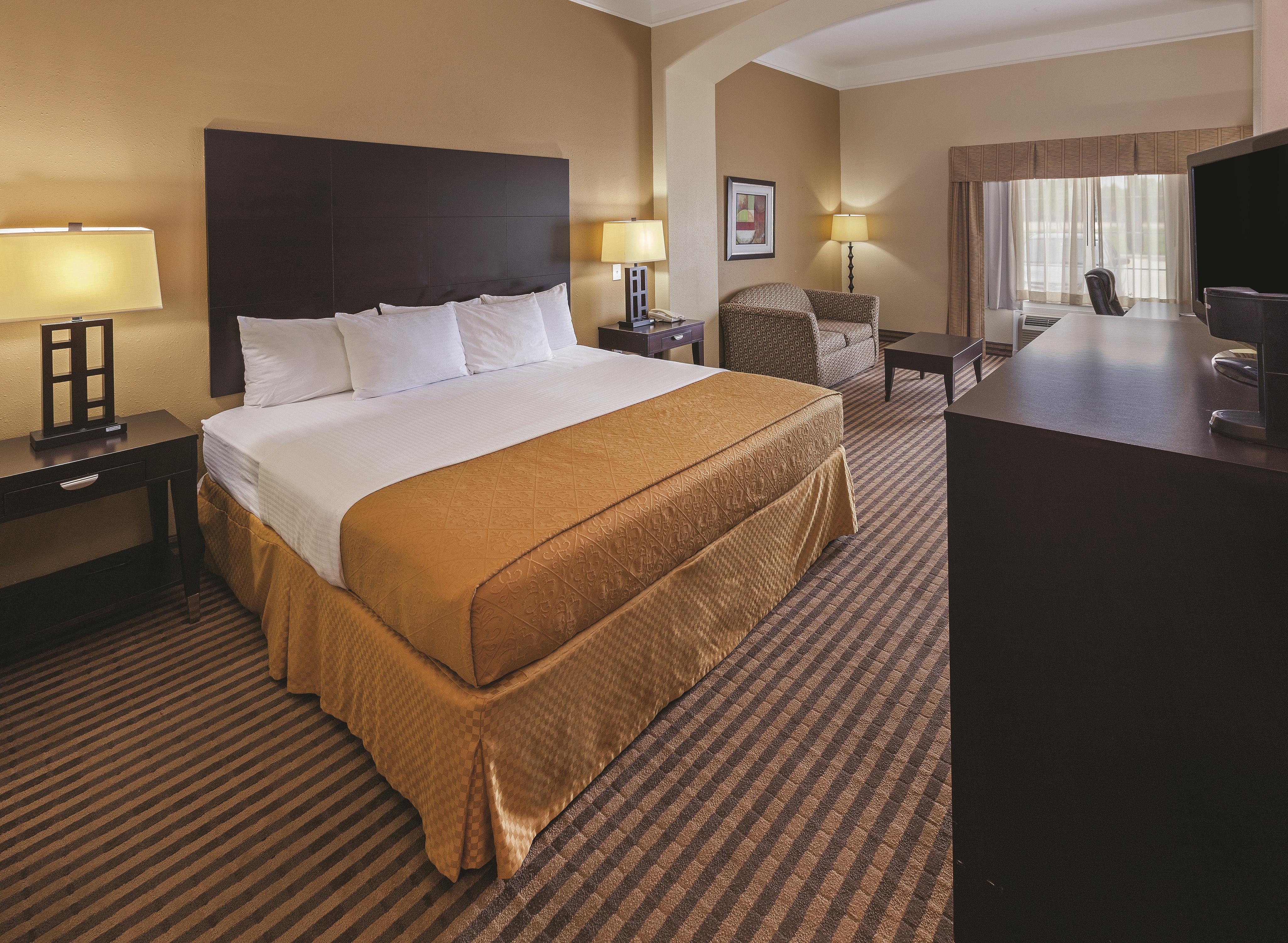 Guest room at the La Quinta Inn & Suites by Wyndham Livingston in Livingston, Texas