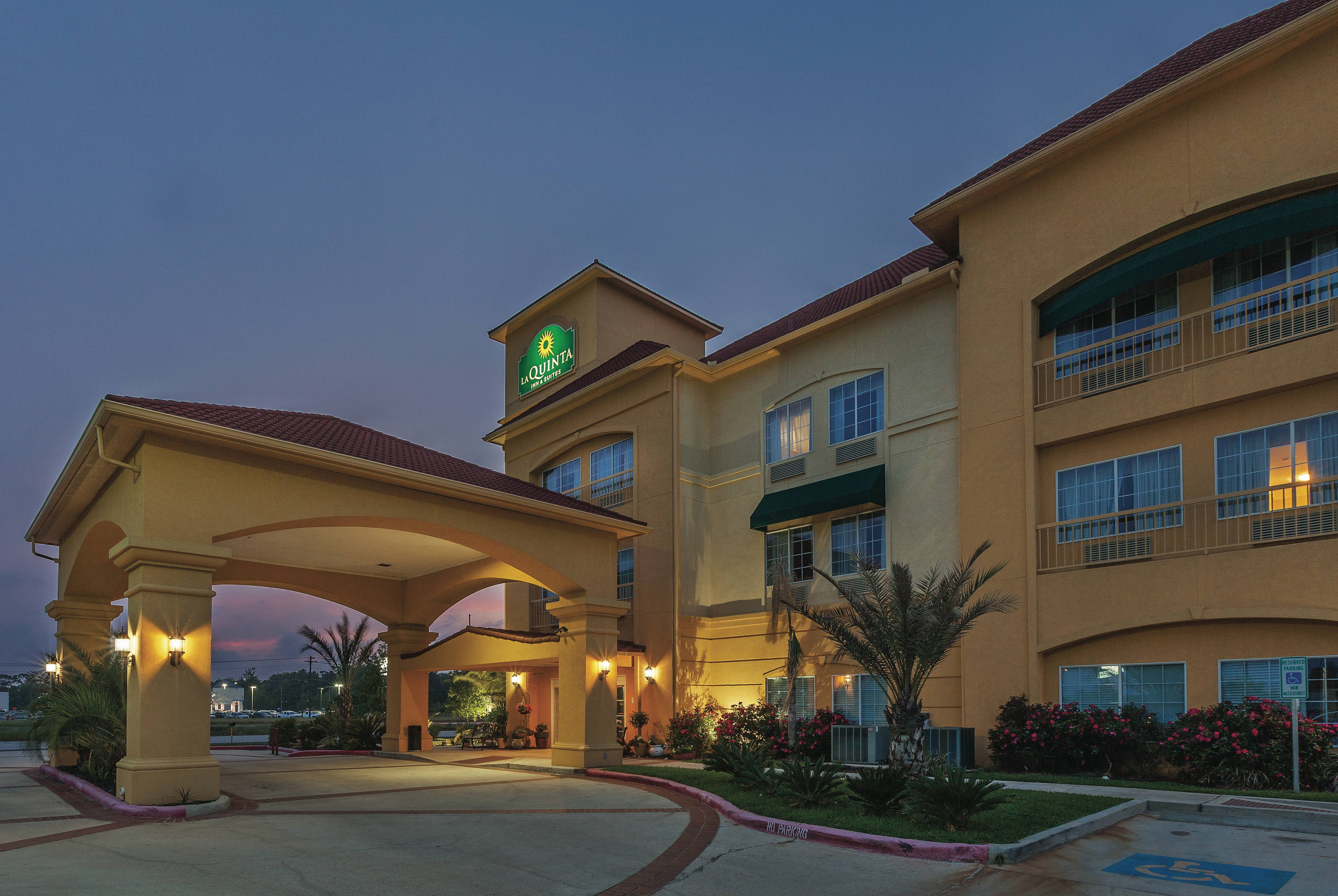 Exterior of La Quinta Inn & Suites by Wyndham Livingston hotel in Livingston, Texas