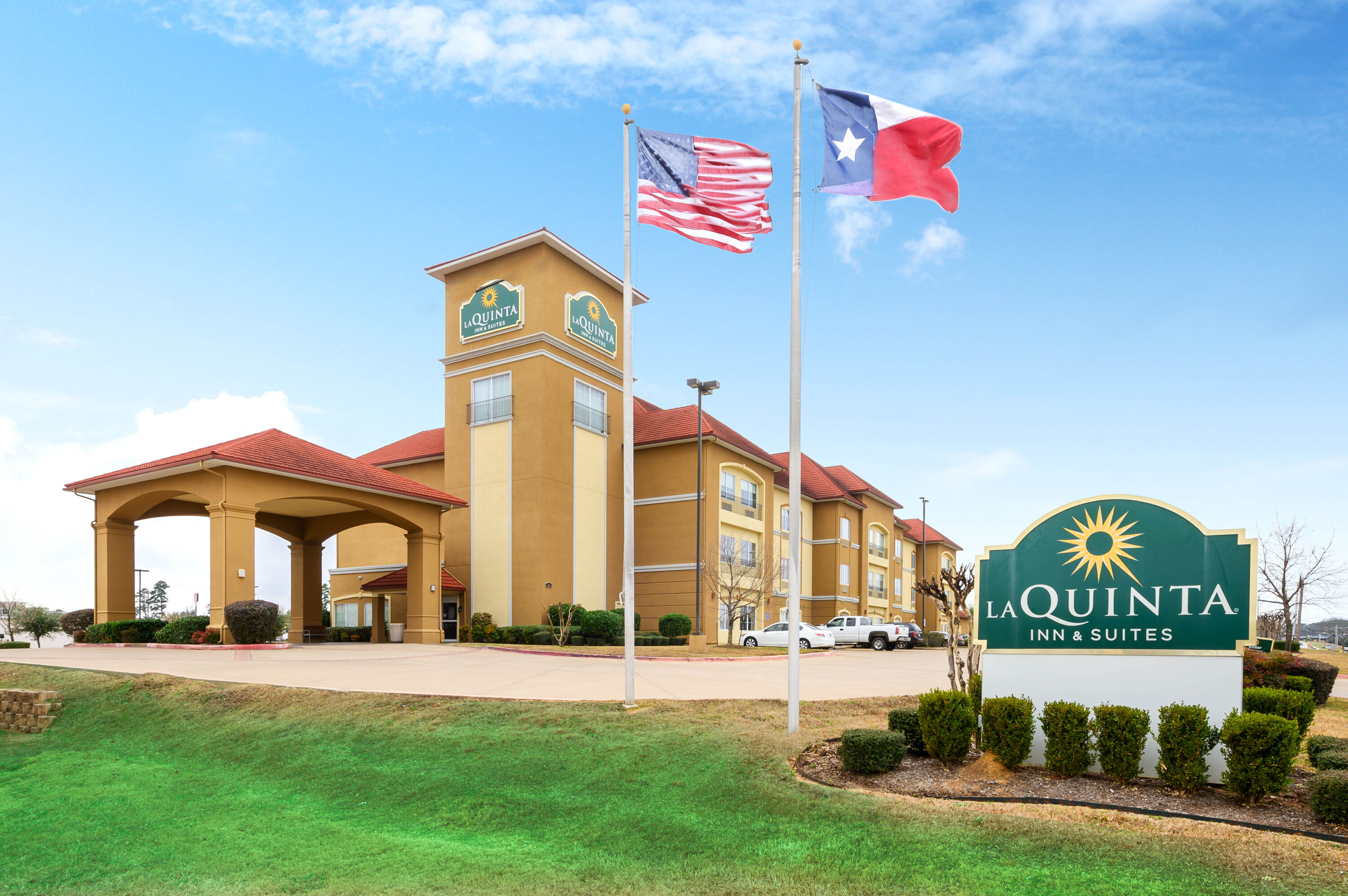 Exterior Day Image of La Quinta Inn & Suites by Wyndham Longview North hotel in Longview, Texas