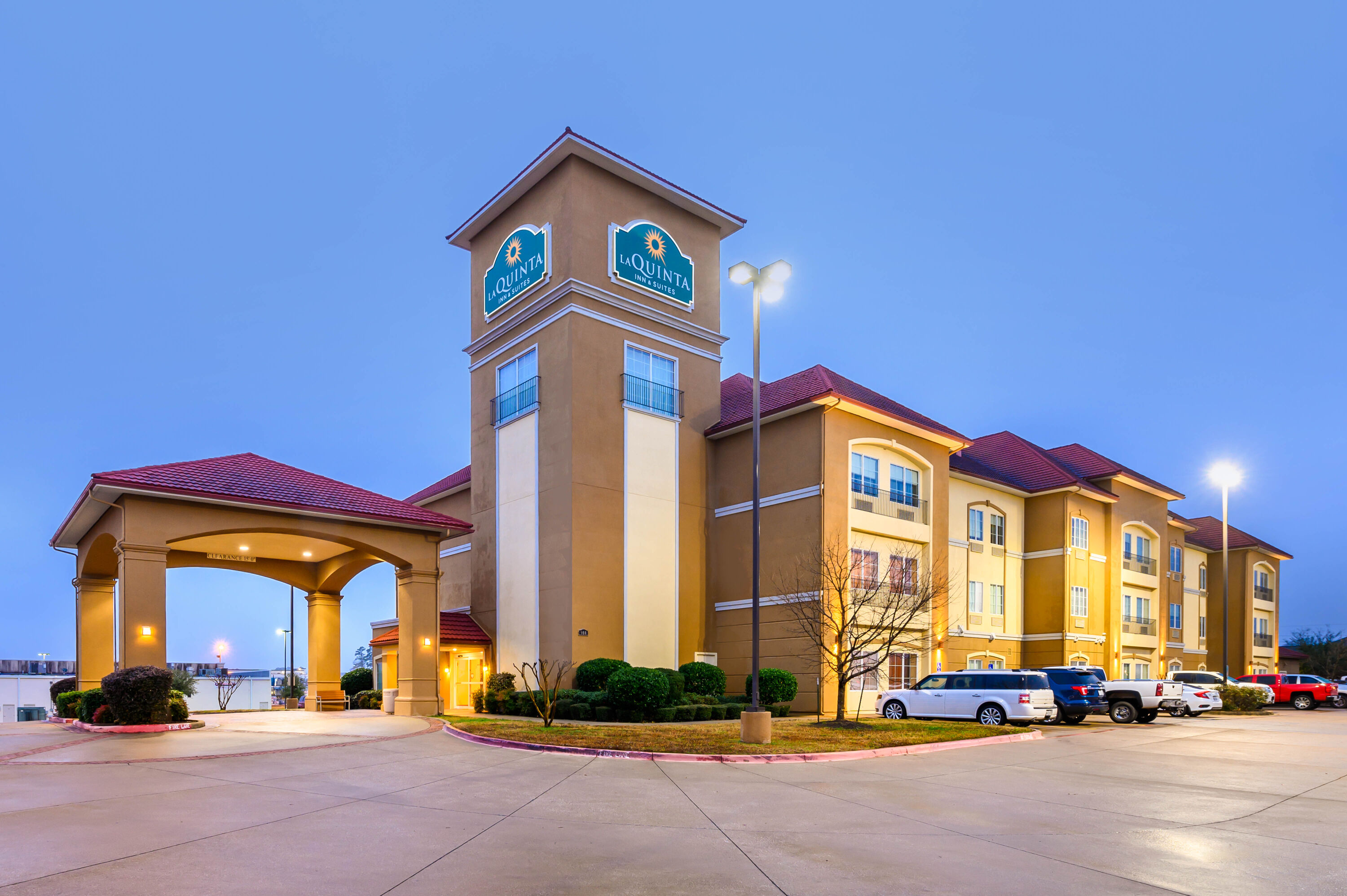 Exterior Dusk Image of La Quinta Inn & Suites by Wyndham Longview North hotel in Longview, Texas